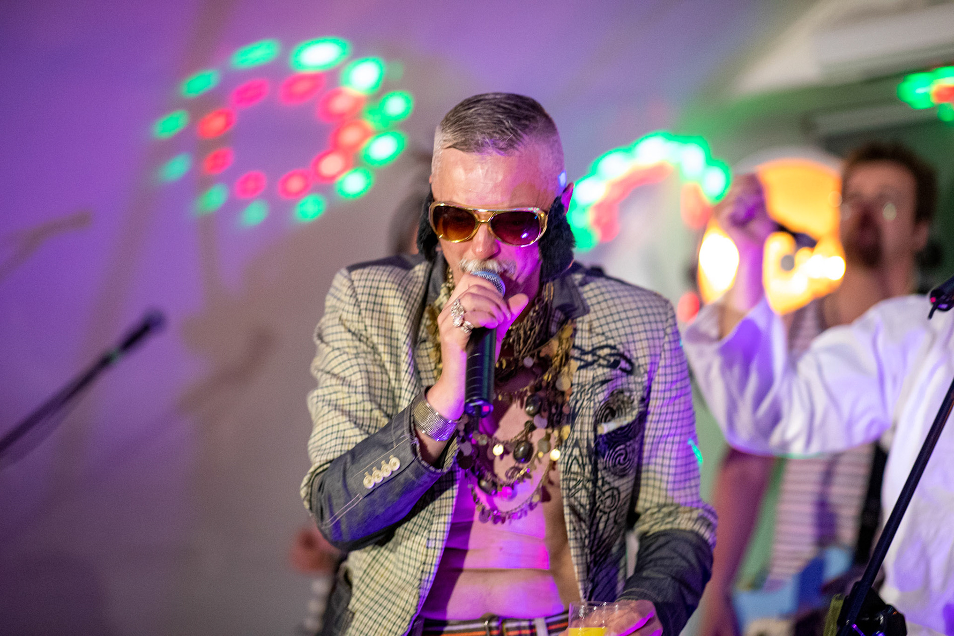 The Novorodkens, koncert w Warszawie, Dj Szneptuch – szczebiot czołowy, bas, chórki, sample, batuta i szpicrutaMagister Hitler – bas, wokaliza, chórki, gitara rytmiczna, najebkaDoktor PajHIVo – bębny, bongosy, gitara solowa, umiejętności wokalne, chórkiProfesor Gówniarz – lewizna wokalna, zwięzła i chóralna, wyprowadzanie ciosówProdziekan Pinglarz – uprawomocniony głos ścisły tudzież kantor, cytaty z brewiarzaInżynier Królewicz – gitara rytmiczna, solowa, przypowieści, świergoty i treleDocent Niedziwara – melodyka, chórki, kwilenia i jęki, odczynianie uroków, gusłaMrówka - perkusja,Hacrmistrz Gruczoł – walka z upośledzeniem, choreografia i obsługa gastronomiczna