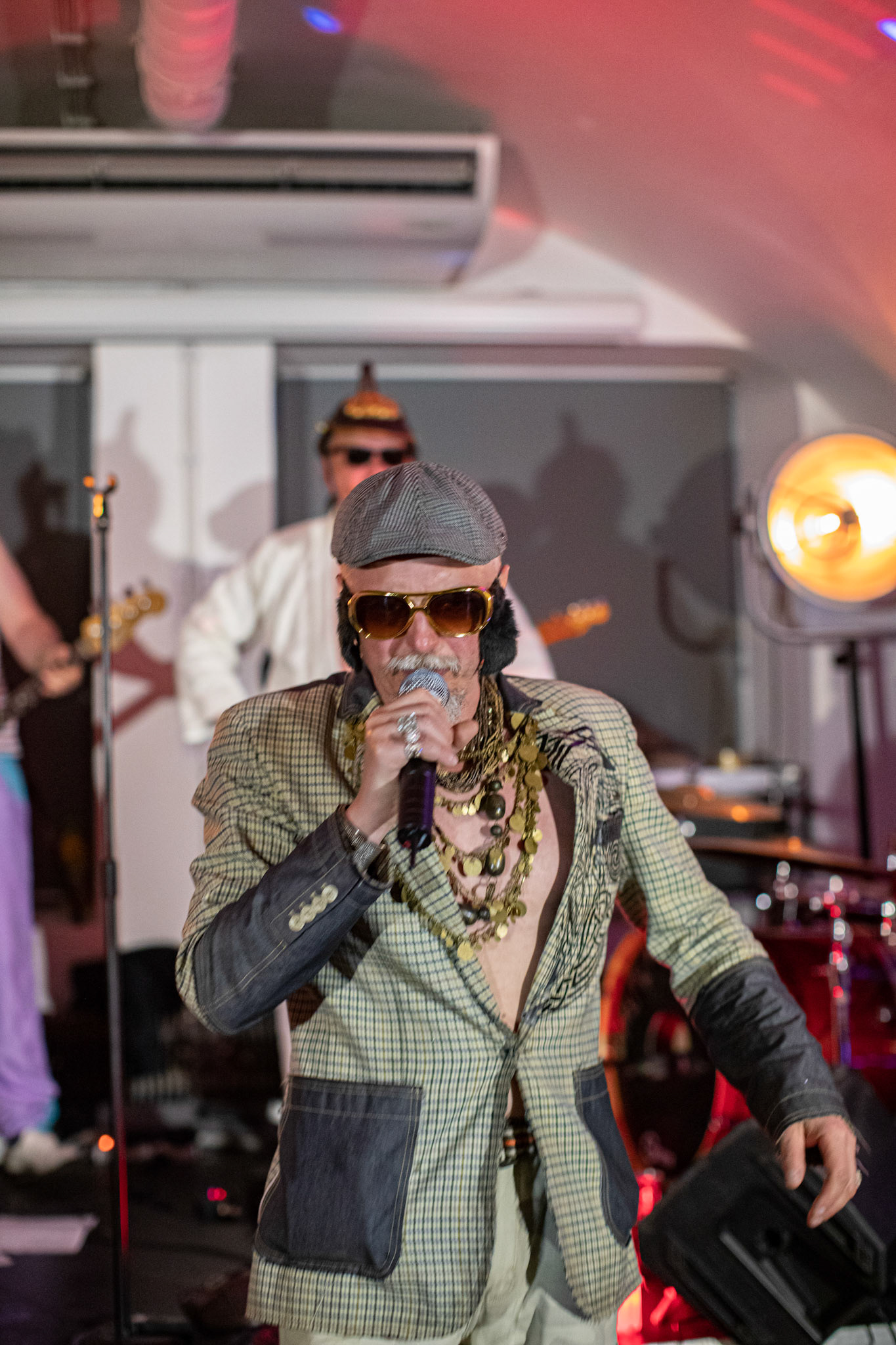 The Novorodkens, koncert w Warszawie, Dj Szneptuch – szczebiot czołowy, bas, chórki, sample, batuta i szpicrutaMagister Hitler – bas, wokaliza, chórki, gitara rytmiczna, najebkaDoktor PajHIVo – bębny, bongosy, gitara solowa, umiejętności wokalne, chórkiProfesor Gówniarz – lewizna wokalna, zwięzła i chóralna, wyprowadzanie ciosówProdziekan Pinglarz – uprawomocniony głos ścisły tudzież kantor, cytaty z brewiarzaInżynier Królewicz – gitara rytmiczna, solowa, przypowieści, świergoty i treleDocent Niedziwara – melodyka, chórki, kwilenia i jęki, odczynianie uroków, gusłaMrówka - perkusja,Hacrmistrz Gruczoł – walka z upośledzeniem, choreografia i obsługa gastronomiczna