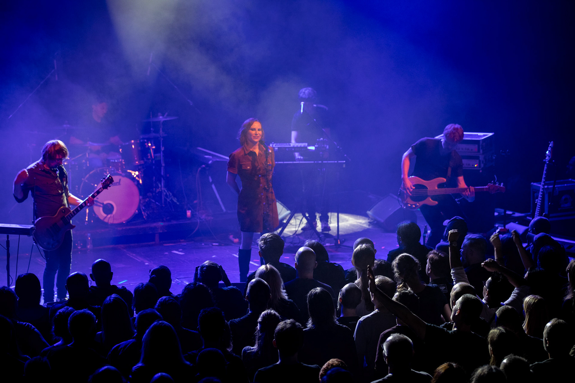 The Gathering: holenderska grupa rockowa, trasa The Gathering_30th Anniversary od doom-metalowego brzmienia z lat 90 po melodyjne i klimatyczne rejony rocka, trip-rock, post-rock, metalu, czy shoegaze. Koncert Warszawa Progresja, HQ44

The Gathering w składzie:
Silje Wergeland – wokal
Rene Rutten – gitara
Hans Rutten – perkusja
Frank Boeijen – klawisze
Hugo Prinsen Geerligs – bass
fot. Andrzej kaziq Wasilkiewicz/Reporter