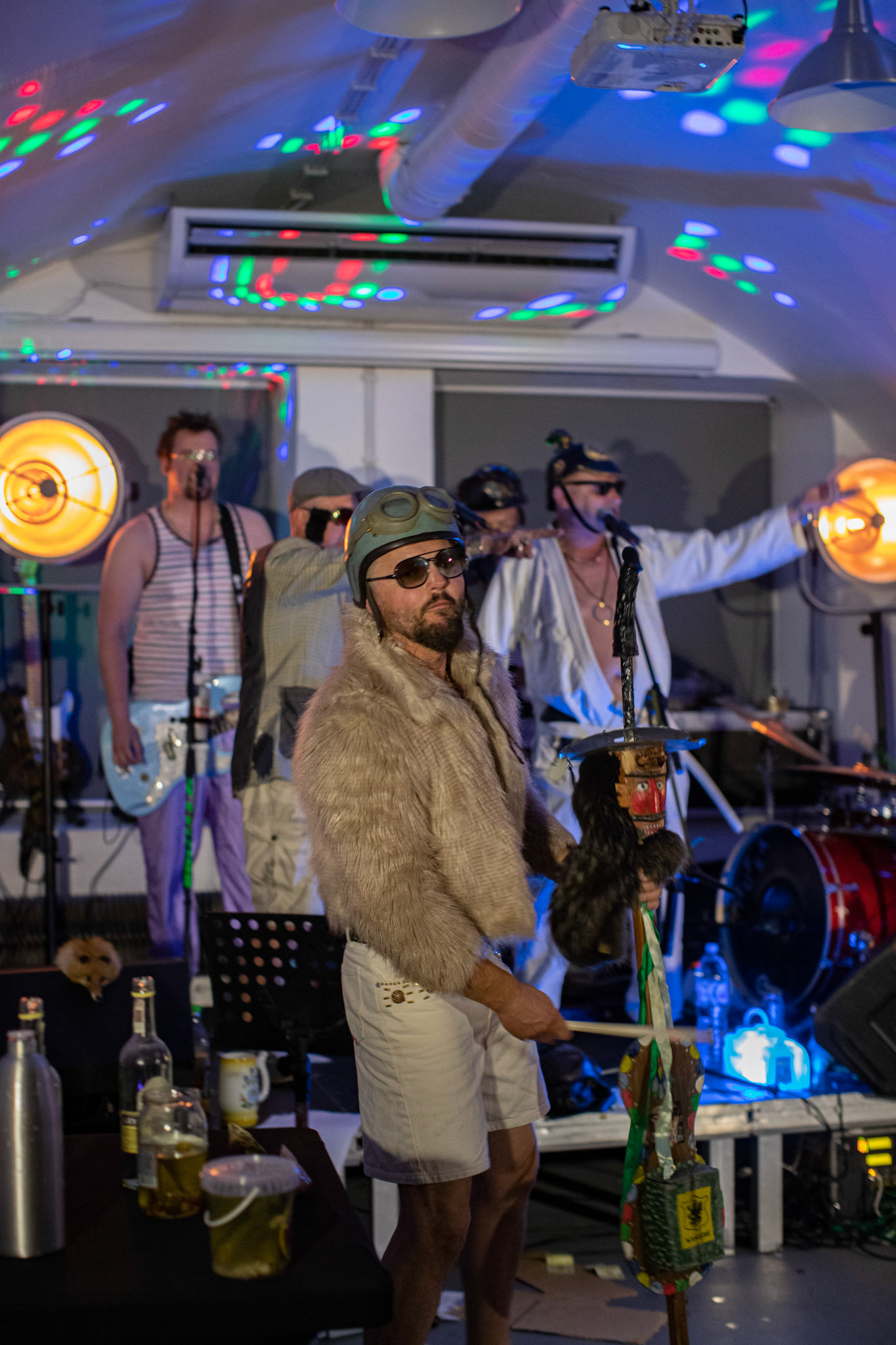 The Novorodkens, koncert w Warszawie, Dj Szneptuch – szczebiot czołowy, bas, chórki, sample, batuta i szpicrutaMagister Hitler – bas, wokaliza, chórki, gitara rytmiczna, najebkaDoktor PajHIVo – bębny, bongosy, gitara solowa, umiejętności wokalne, chórkiProfesor Gówniarz – lewizna wokalna, zwięzła i chóralna, wyprowadzanie ciosówProdziekan Pinglarz – uprawomocniony głos ścisły tudzież kantor, cytaty z brewiarzaInżynier Królewicz – gitara rytmiczna, solowa, przypowieści, świergoty i treleDocent Niedziwara – melodyka, chórki, kwilenia i jęki, odczynianie uroków, gusłaMrówka - perkusja,Hacrmistrz Gruczoł – walka z upośledzeniem, choreografia i obsługa gastronomiczna