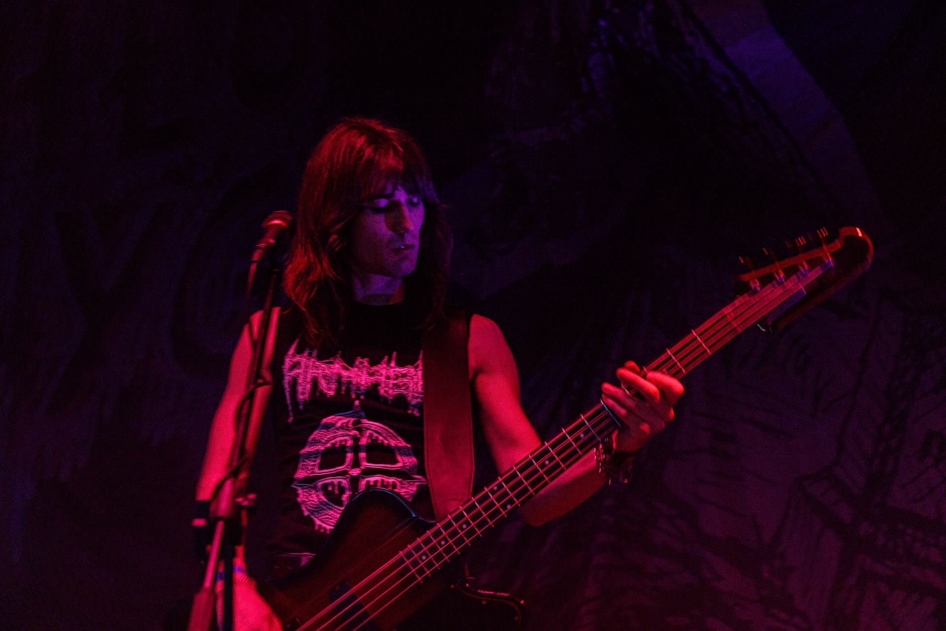 WIELKI MROK (mistyczny black, czarny punk)w składzie:Piącha - bas Czacha - perkusja Szrama - gitara i wokalLokalni wyjadacze od tanich gitar. Maanam dla fanów TANK. Watain dla fanów Budki Suflera. Piją, palą, konia walą i mają w dupie. Czyli tak jak my wszyscy.Produkcja Left Hand Soundsfot. Andrzej Wasilkiewicz/kaziq.com