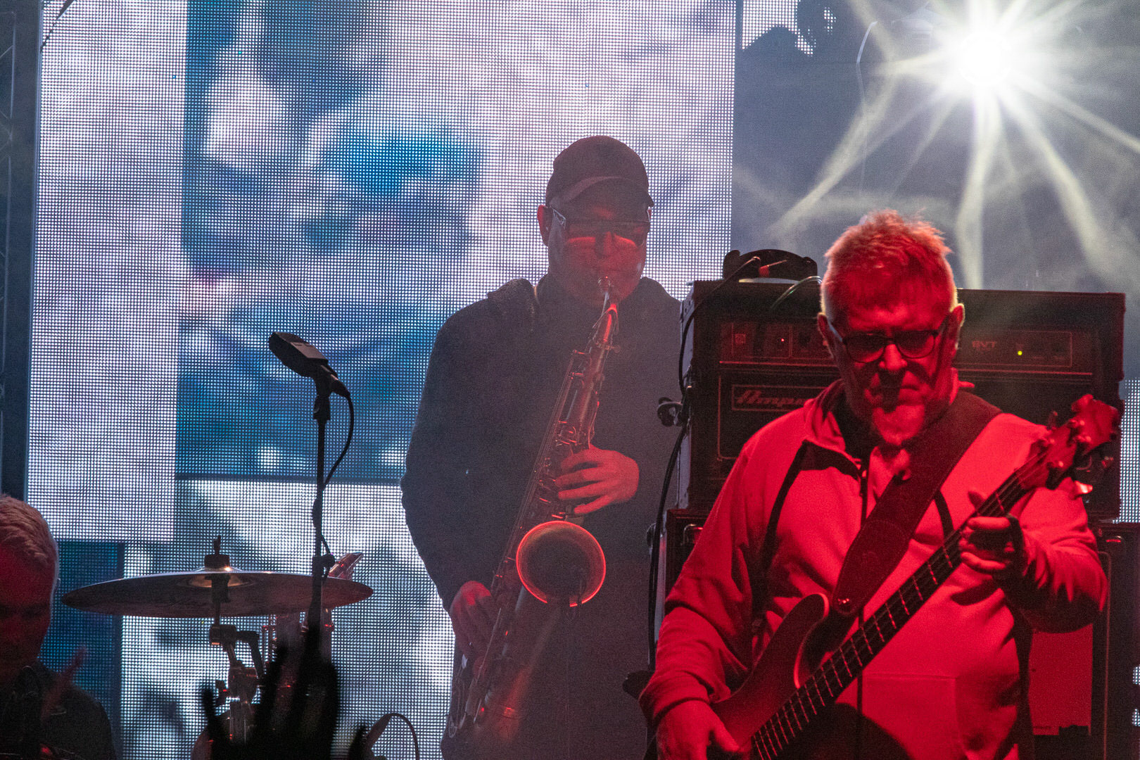 KULT - koncert w ramach Pomaranczowej Trasy 2020 - MUZYCZNA SYRENKA. 9 pazdziernika 2020, Warszawa, Stadion Syrenki. n/z. Ireneusz Werenski bas,n/z. Mariusz Godzina saksofony,Rock, rock progresywny, rock alternatywny, punk, nowa fala.fot. Andrzej kaziq Wasilkiewicz/Reporter