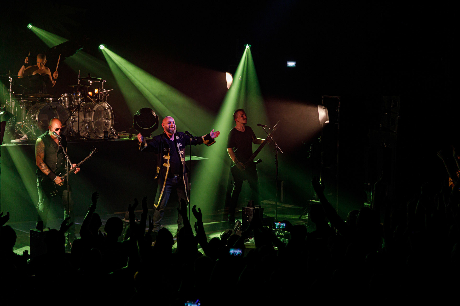 18.06.2022 - Mono Inc. zagrali w warszawskim klubie Progresja.Mono Inc. - niemiecki zespol z Hamburga wykonujący gotyckiego rocka, w składzie:Carl Fornia - git.Katha Mia - drums, Manuel Antoni - bass,Martin Engler - vocal,Gothic, industrial,  alternative, rock.Produkcja Winiary Bookings.fot. Andrzej Wasilkiewicz/kaziq.com