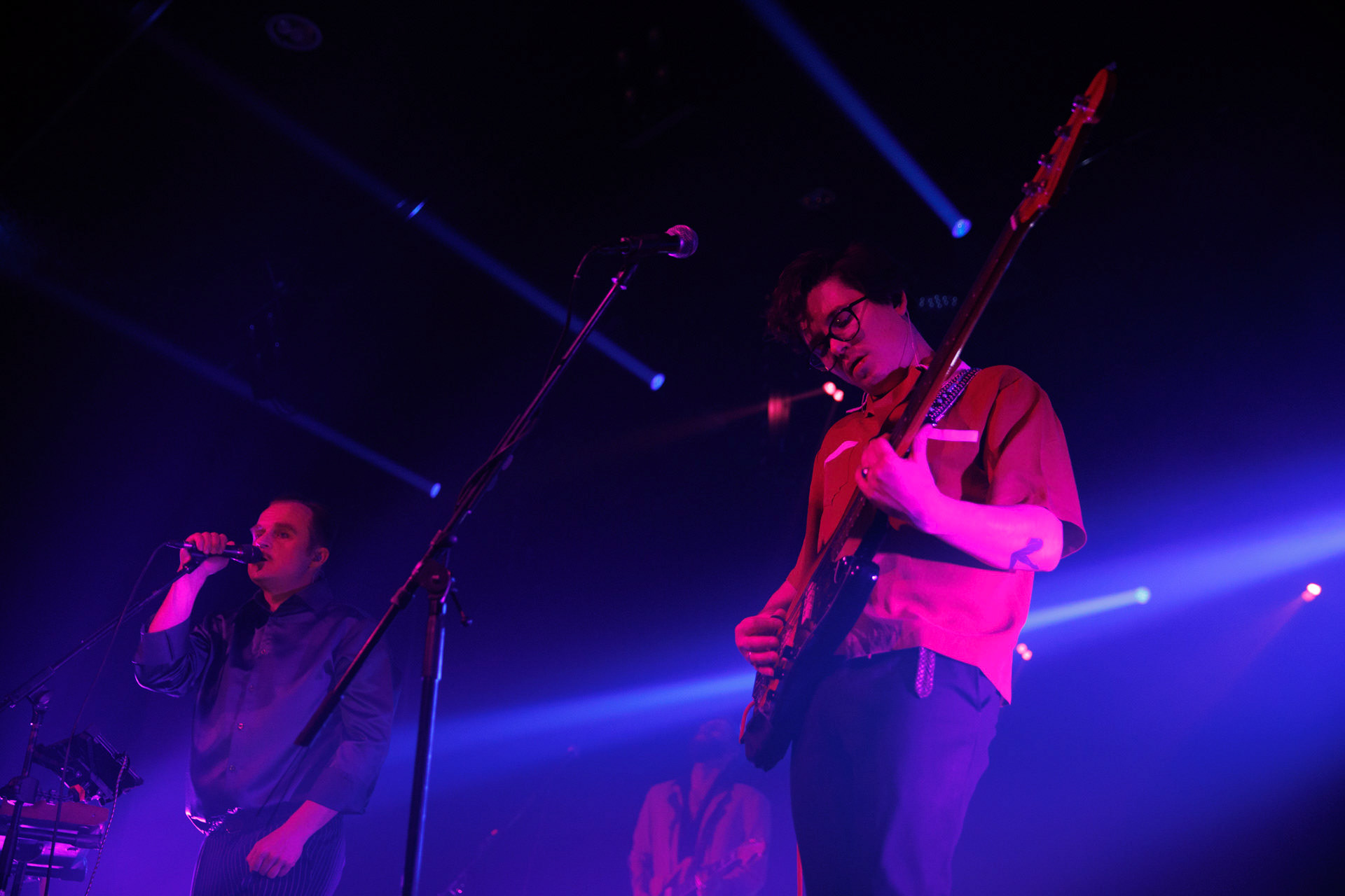 18.12.2021 Karas Rogucki - koncert klub Stodoła - Warszawan/z Piotr Rogucki - wokal gitara,n/z Kuba Karas - wokal bass,n/z Kamil Holden Kryszak - gitara,Alternatywny pop, Kayax, Ostatni bastion romantyzmu, fot. Andrzej Wasilkiewicz/Reporter