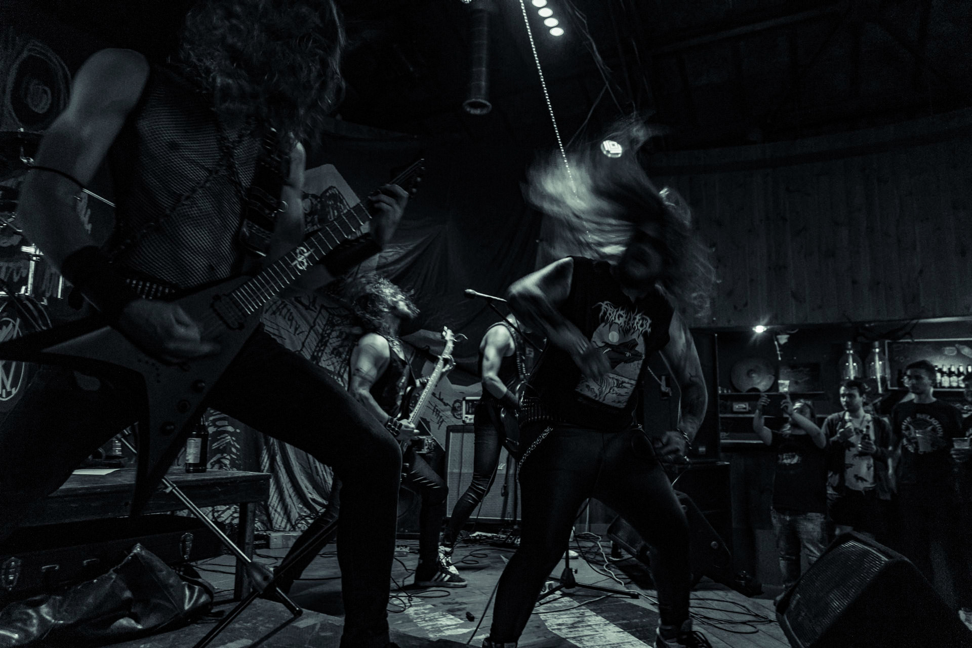 BAGNO (oldschool black/death)w składzie:Krzysiek - wokalKuba - gitaraThrasher - gitara Kacper - bassMaciek - garyDestrukcja i zgnilizna, wszystko czego nie chcesz usłyszeć a i tak się pojawisz, Druga fala dobrej muzy z Rzeszowa, bo pierwsza skończyła się w latach 90.Produkcja Left Hand Soundsfot. Andrzej Wasilkiewicz/kaziq.com