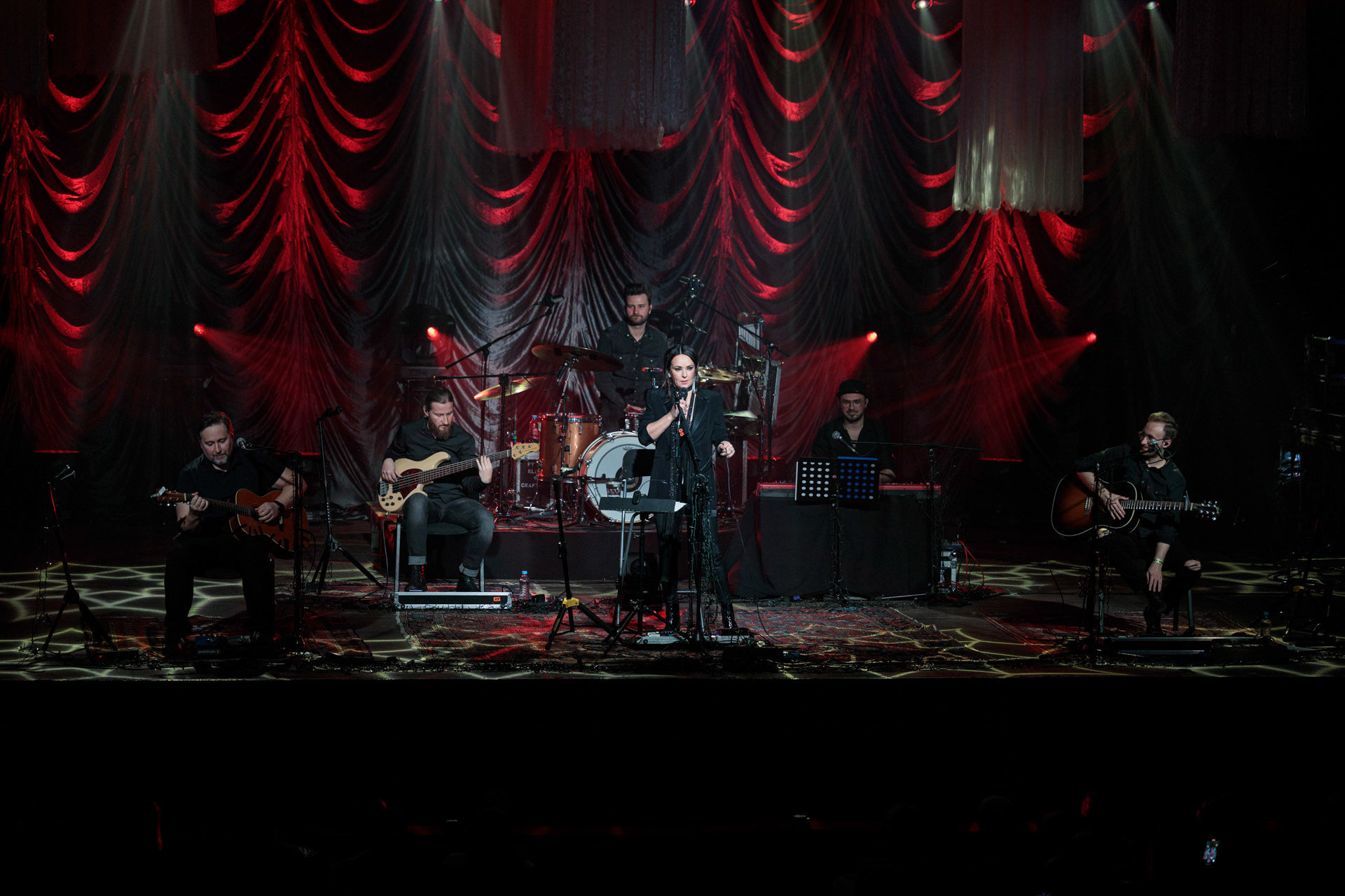 5.12.2021 Kasia Kowalska akustycznie w Klubie Stodola.n/z Kasia Kowalska - wokal,n/z Jerzy Runowski - gitara,n/z Pawel Grudniak - bass,n/z Marcin Karel - gitara,n/z Barek Pawlus - perkusja,Rock, rock progresywny, rock alternatywny, polski rock, pop-rock.fot. Andrzej Wasilkiewicz/Reporter