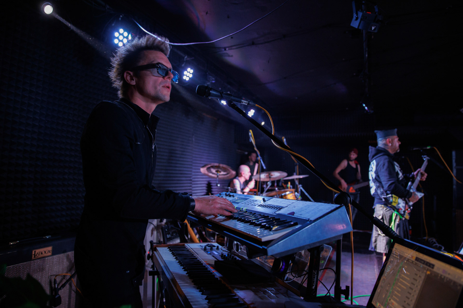 12.11.2021 Lipali - koncert Warszawa klub Remont.Najnowszy album „MOSTY, RZEKI, LUDZIE”.n/z Roman Bereźnicki - gitara, klawisze, wokal, Rock, rock progresywny, rock alternatywny, polski rock.fot. Andrzej kaziq Wasilkiewicz/Reporter