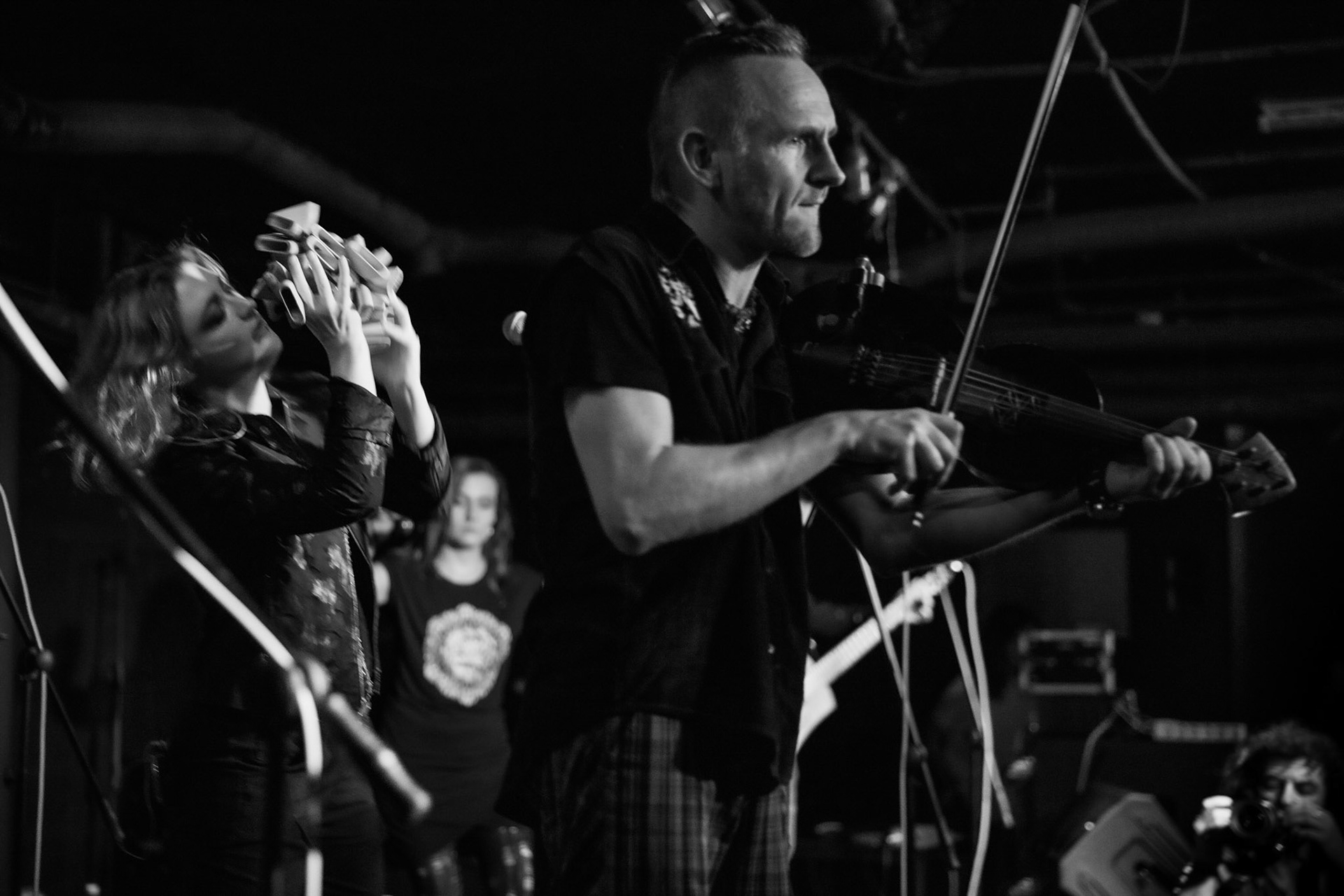 Żywiołak - biometal, folk, ethno sound,
Robert Jaworski - fidel renesansowa, wokal, lira korbowa,
Kamil Strzyżewski - gitara basowa, lutnia,
Wiktoria Kwiatkowska - śpiew, 
Zuza Ciszewska - śpiew, skrzypce,
Michał Lange - perkusja,
Szyszka Leśna - skrzypce ,wokal wspomagający,
Warszawa, klub Potok Drugi Dom Ludzi Rocka,
fot. Andrzej kaziq Wasilkiewicz