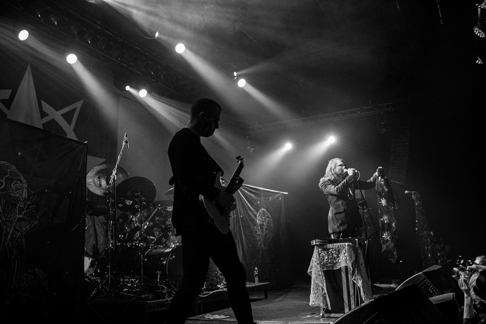 15.12.2019 koncert norweskiego zespołu Dødheimsgard, Merry Christless 2019, Warszawa Klub Progresja,
zespół Vicotnika - Yusaf Parvez, alternatywny metal, industrial metal,
n/z Yusaf "Vicotnik" Parvez - gitara, śpiew,
n/z Lars-Emil Måløy - gitara basowa,
n/z Tommy Thunberg - gitara,
n/z Øyvind Myrvoll - perkusja,
New Aeon Musick, Knock Out Productions
fot. Andrzej Wasilkiewicz/REPORTER