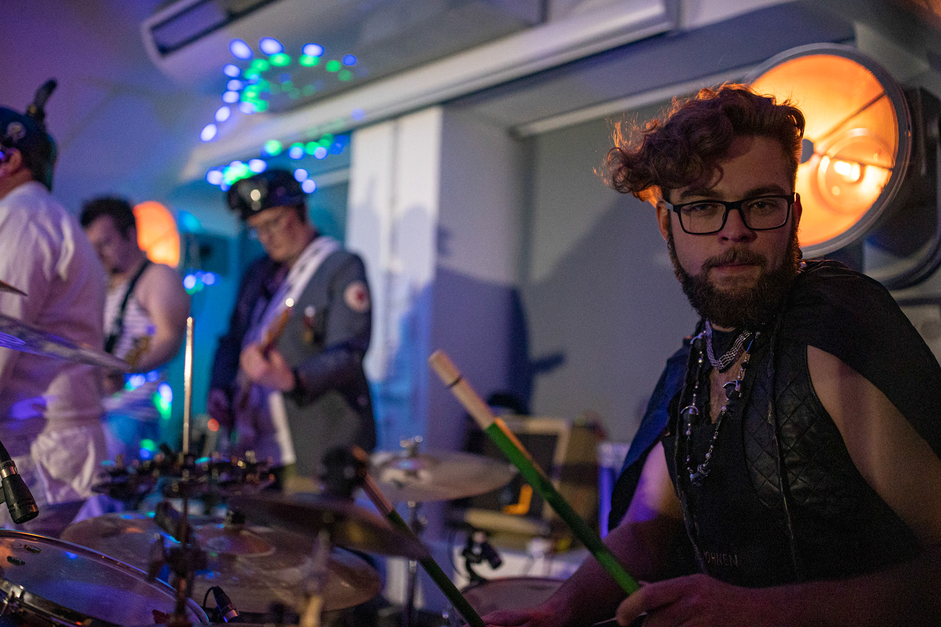 The Novorodkens, koncert w Warszawie, Dj Szneptuch – szczebiot czołowy, bas, chórki, sample, batuta i szpicrutaMagister Hitler – bas, wokaliza, chórki, gitara rytmiczna, najebkaDoktor PajHIVo – bębny, bongosy, gitara solowa, umiejętności wokalne, chórkiProfesor Gówniarz – lewizna wokalna, zwięzła i chóralna, wyprowadzanie ciosówProdziekan Pinglarz – uprawomocniony głos ścisły tudzież kantor, cytaty z brewiarzaInżynier Królewicz – gitara rytmiczna, solowa, przypowieści, świergoty i treleDocent Niedziwara – melodyka, chórki, kwilenia i jęki, odczynianie uroków, gusłaMrówka - perkusja,Hacrmistrz Gruczoł – walka z upośledzeniem, choreografia i obsługa gastronomiczna