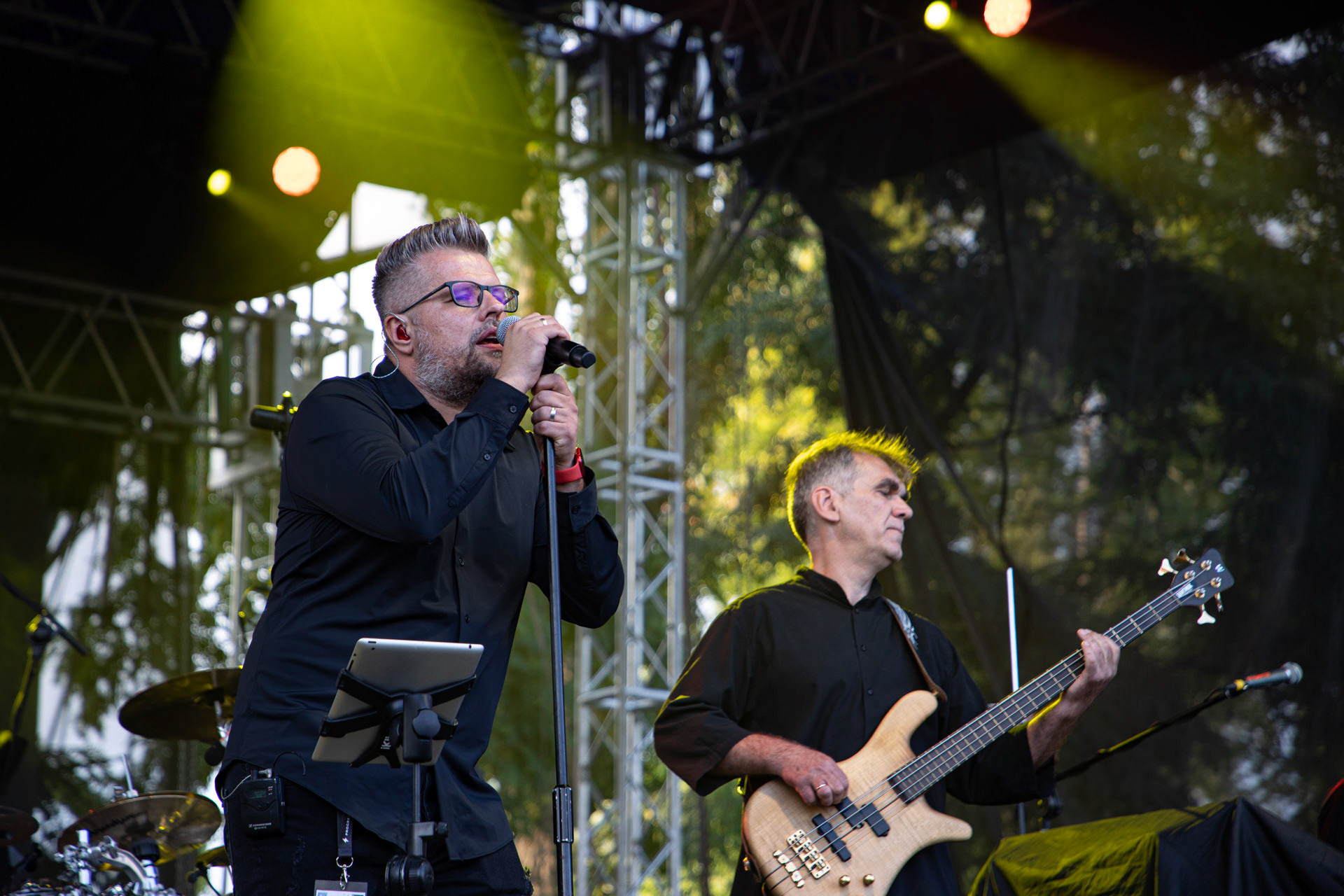 21.08.2021 koncert Collage w Warszawie,Letnia scena Progresji, Gramy do Woli.n/z Piotr „Mintay” Witkowski – bass,n/z Bartosz Kossowicz - wokal, Fot. Andrzej Wasilkiewicz/Reporter