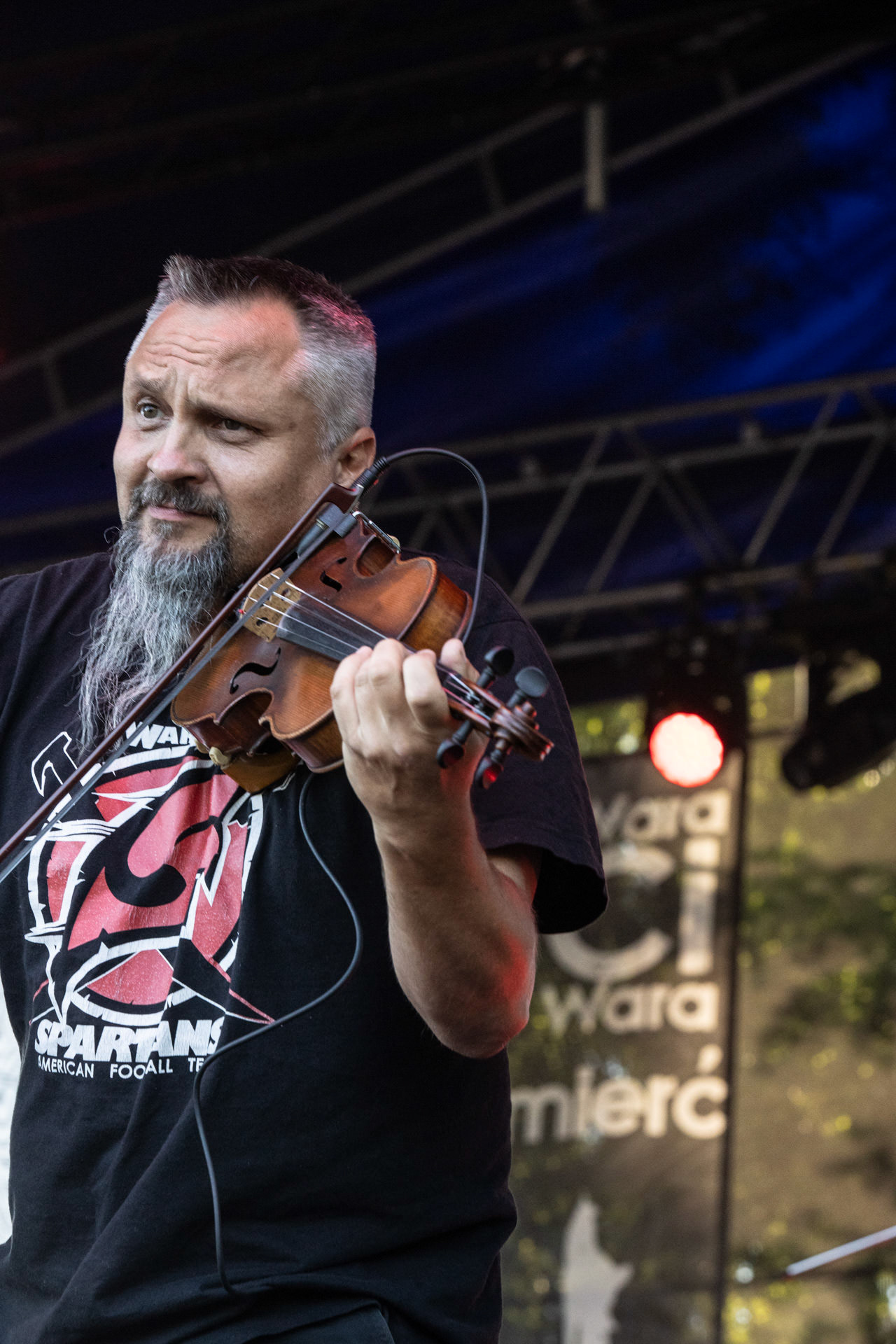 Hunter - postpandemoniczny koncert z okazji XXXV-lecia.Progresja - Gramy do Woli, Warszawa.Michał „Jelonek” Jelonek – skrzypce, fot. Andrzej Wasilkiewicz/Reporter