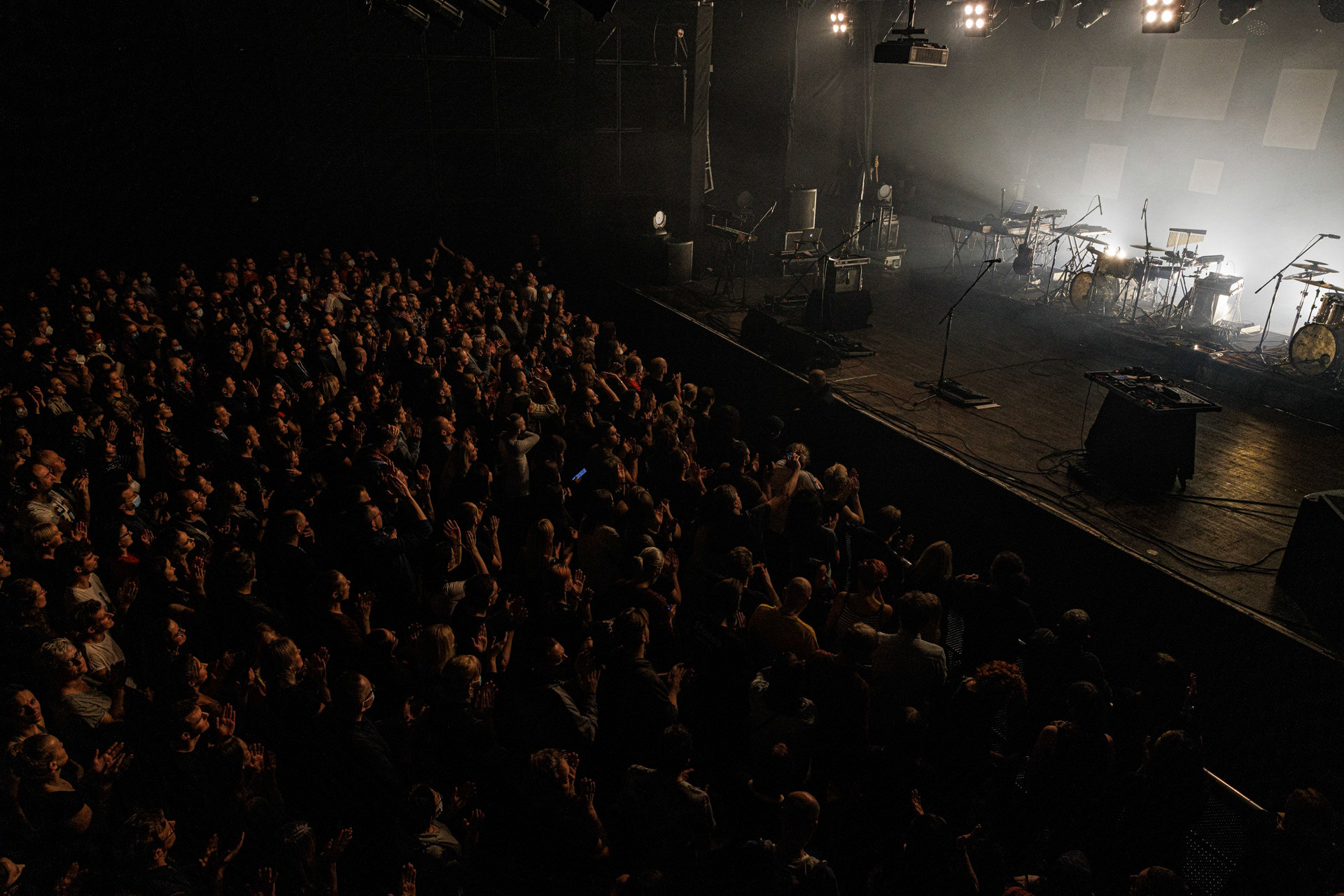 Lao Che - „Trasa Pozegnalna - No to Che”  17.11.2021 Warszawa klub Stodola.n/z Hubert „Spiety” Dobaczewski – wokal, gitara rytmiczna,n/z Rafal „Zubr” Borycki – gitara basowa,n/z Karol Gola – saksofon barytonowy, flet, instrumenty klawiszowe,n/z Filip „Wieza” Rozanski – instrumenty klawiszowe,n/z Mariusz „Denat” Denst – sampler, animacjan/z Michal „Dimon” Jastrzebski – perkusja,n/z Maciek „Trocki” Dzierzanowski – instrumenty perkusyjne,rock alternatywny, crossover, rock, metal, folk, piosenka aktorska, elektro, słuchowisko,fot. Andrzej Wasilkiewicz/REPORTER