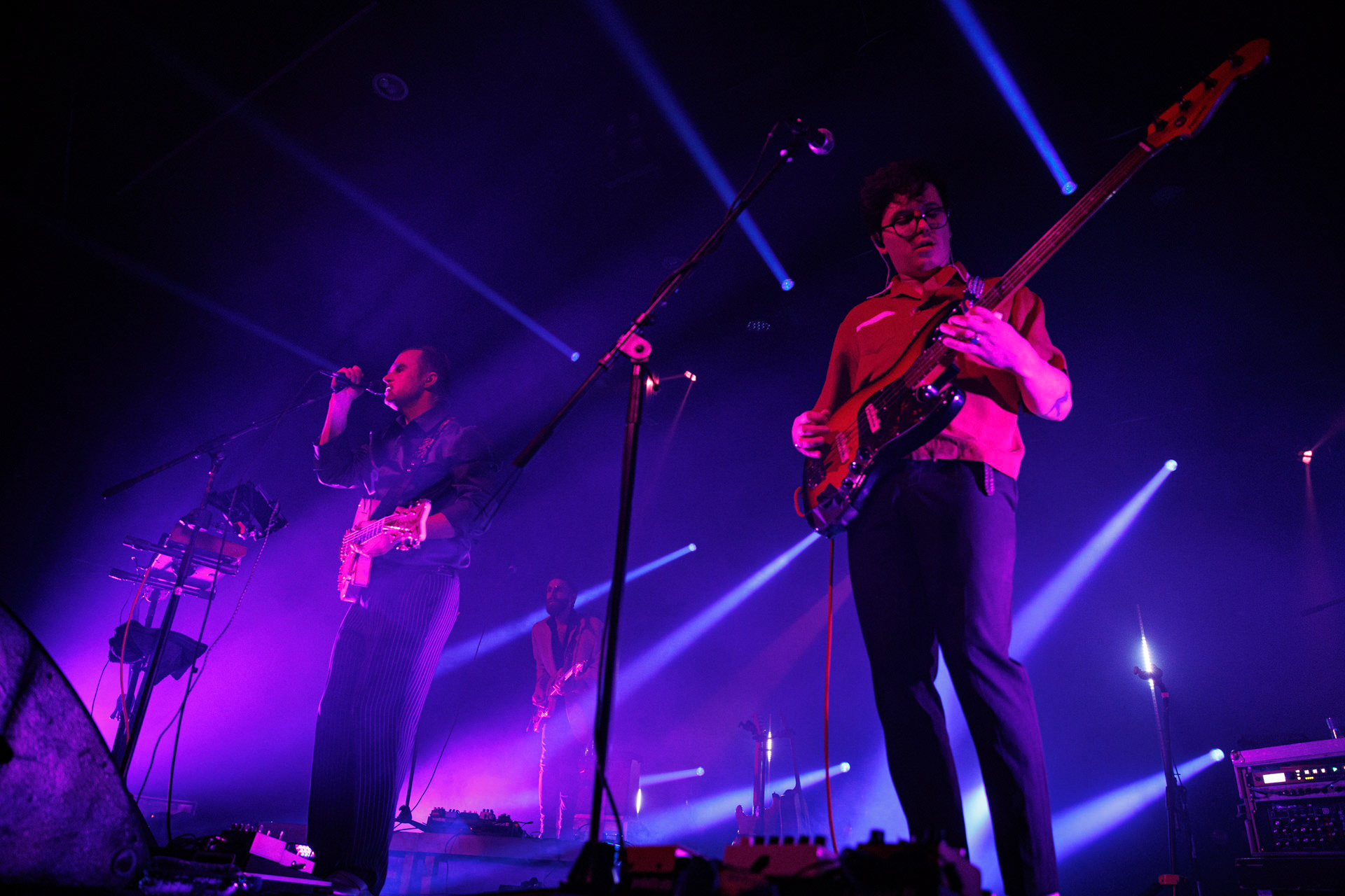 18.12.2021 Karas Rogucki - koncert klub Stodoła - Warszawan/z Piotr Rogucki - wokal gitara,n/z Kuba Karas - wokal bass,n/z Kamil Holden Kryszak - gitara,Alternatywny pop, Kayax, Ostatni bastion romantyzmu, fot. Andrzej Wasilkiewicz/Reporter