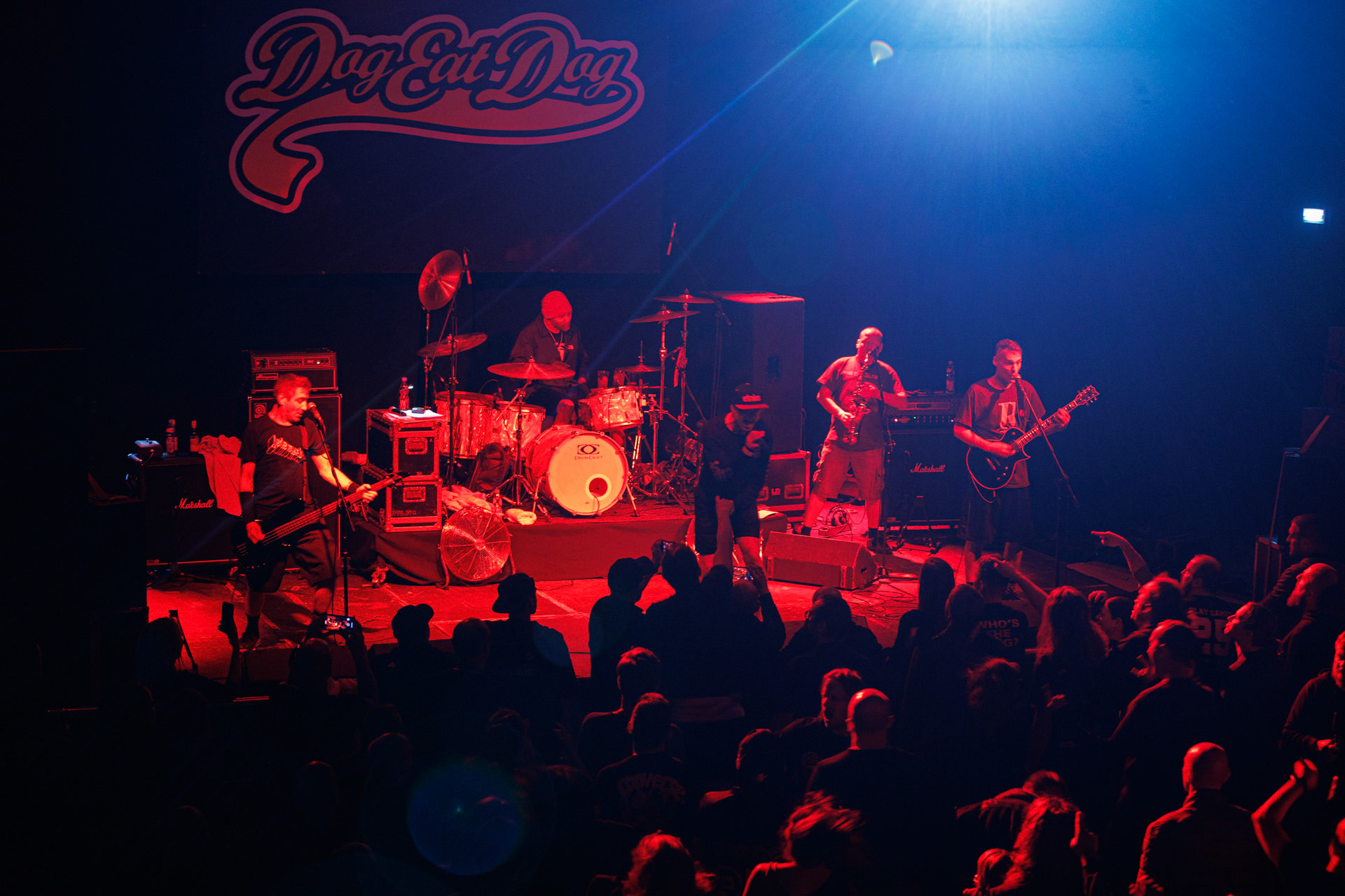 30.11.2021 koncert Dog Eat Dog - USA - hardcore, punkrock, rap, metal, hip hop, reggae, soul, funk,n/z Dave Neabore (bass), n/z John Connor (vocals), n/z Brandon Finley (drums), n/z Roger Hammerli (guitar),n/z Bozez (sax &amp; beer),koncert Warszawa, Progresja 25 lat albumu Play Games -  Dog Eat Dog.fot. Andrzej Wasilkiewicz/Reporter