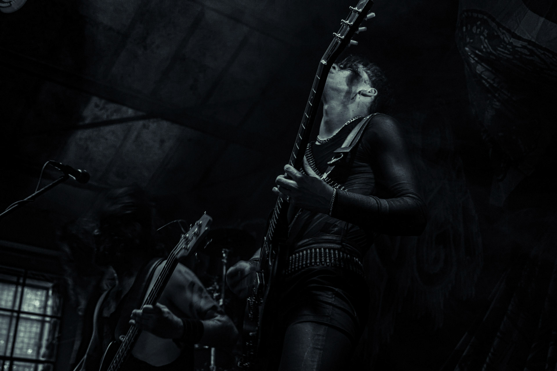 BAGNO (oldschool black/death)w składzie:Krzysiek - wokalKuba - gitaraThrasher - gitara Kacper - bassMaciek - garyDestrukcja i zgnilizna, wszystko czego nie chcesz usłyszeć a i tak się pojawisz, Druga fala dobrej muzy z Rzeszowa, bo pierwsza skończyła się w latach 90.Produkcja Left Hand Soundsfot. Andrzej Wasilkiewicz/kaziq.com