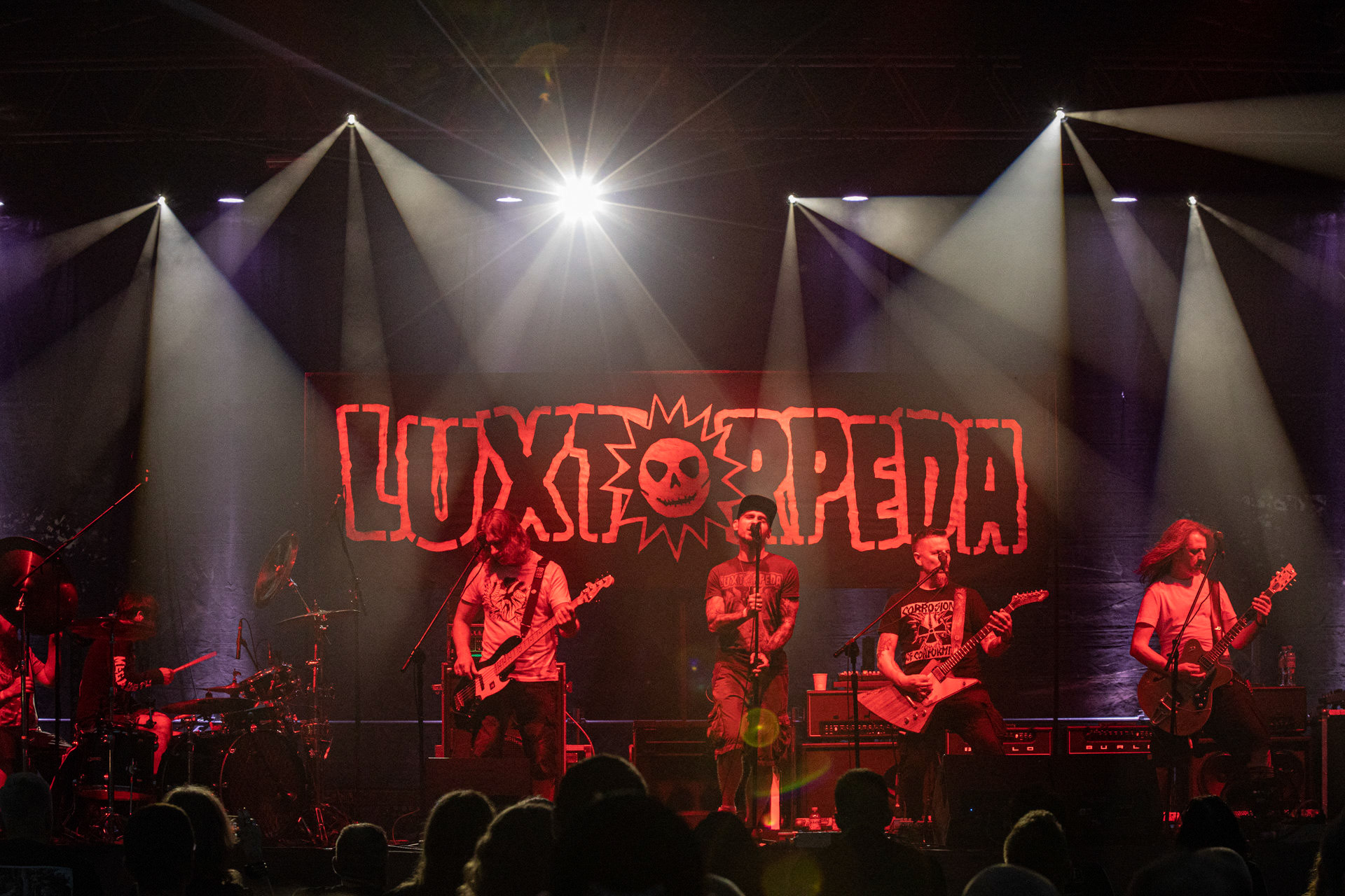 Koncert Luxtorpeda 10 urodziny. Warszawa Progresja.Gramy do Woli.n/z.Robert „Litza” Friedrich – gitara, wokal,n/z.Przemysław „Hans” Frencel – wokal, rapn/z.Robert „Drężmak” Drężek – gitaran/z.Krzysztof „Kmieta” Kmiecik – gitara basowan/z.Tomasz „Krzyżyk” Krzyżaniak – perkusjaFot. Andrzej kaziq Wasilkiewicz/Reporter