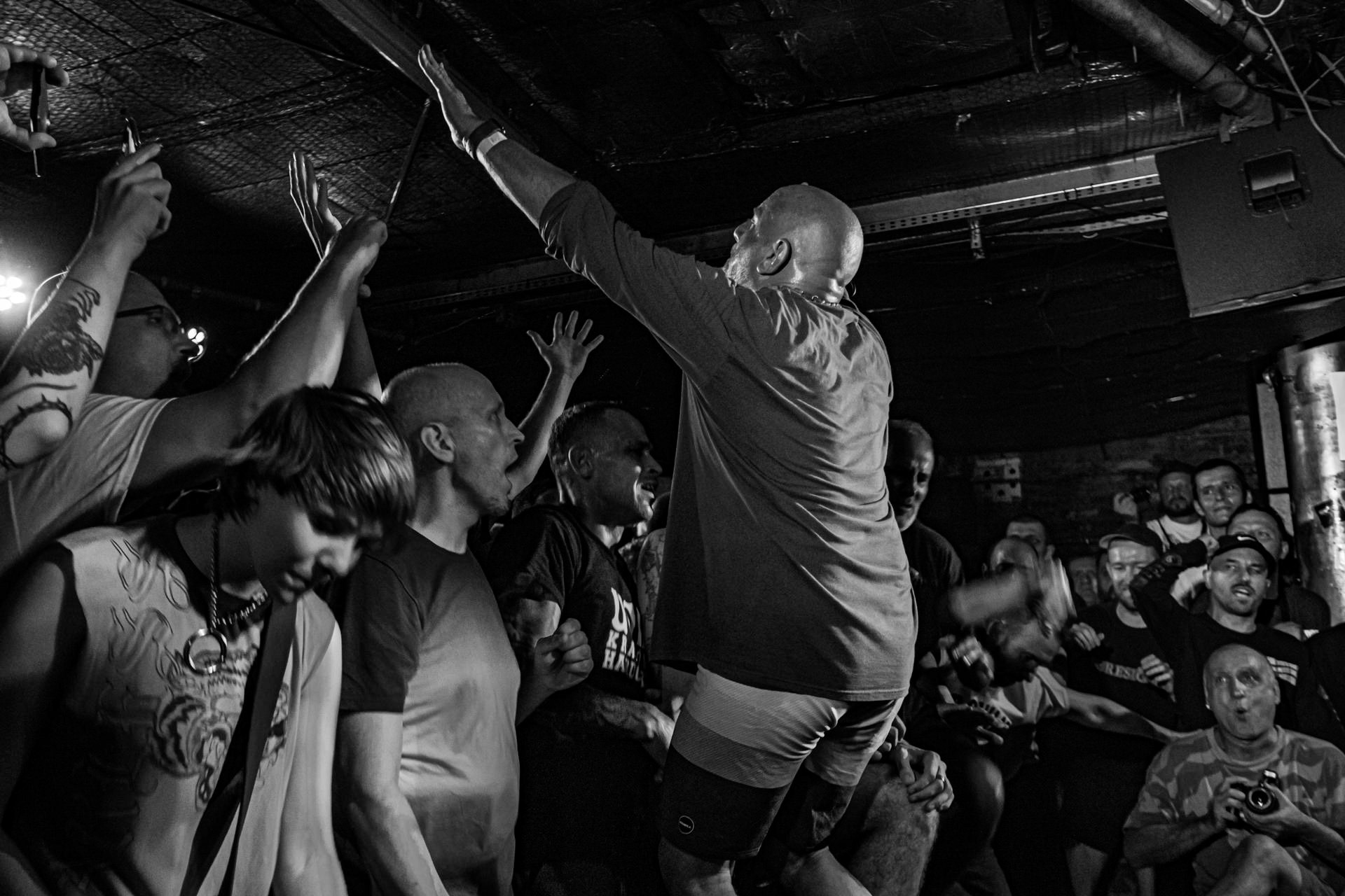 26.07.2022 Youth of Today to założony w 1985 roku hardcore punk’owy zespół, który miał znaczący wpływ na odświeżenie i rozwój sceny Straight Edge w drugiej połowie lat 80. XX wieku. Założycielami grupy są wokalista Ray Cappo oraz gitarzysta John Porcelly, którzy występowali wcześniej w Violent Children. Youth of Today ma na swoim koncie 5 wydawnictw, z czego takie płyty jak „Can’t Close My Eyes”, „Break Down the Walls” czy „We Are Not in This Alone” uważane są za jedne z najważniejszych w historii gatunku. Działalność zespołu została zawieszona w 1990 roku, a Cappo i Porcelly skupili się na bardziej melodyjnych projektach: krishnacore’owym Shelter oraz Better Than a Thousand. Grupa reaktywowała się w 2003 roku i od tamtego czasu sporadycznie występuję na całym świecie. Youth of Today bez wątpienia jest inspiracją dla wielu zespołów. Kapela odegrała kluczową rolę w tworzeniu hardcore’owej subkultury „Youth Crew” opowiadającej i rozwijającej się w myśl zasadom Straight Edge oraz wegetarianizmu. Warszawski koncert w Hydrozagadce. Produkcja WiniaryBookings. fot. Andrzej Wasilkiewicz/kaziq.com