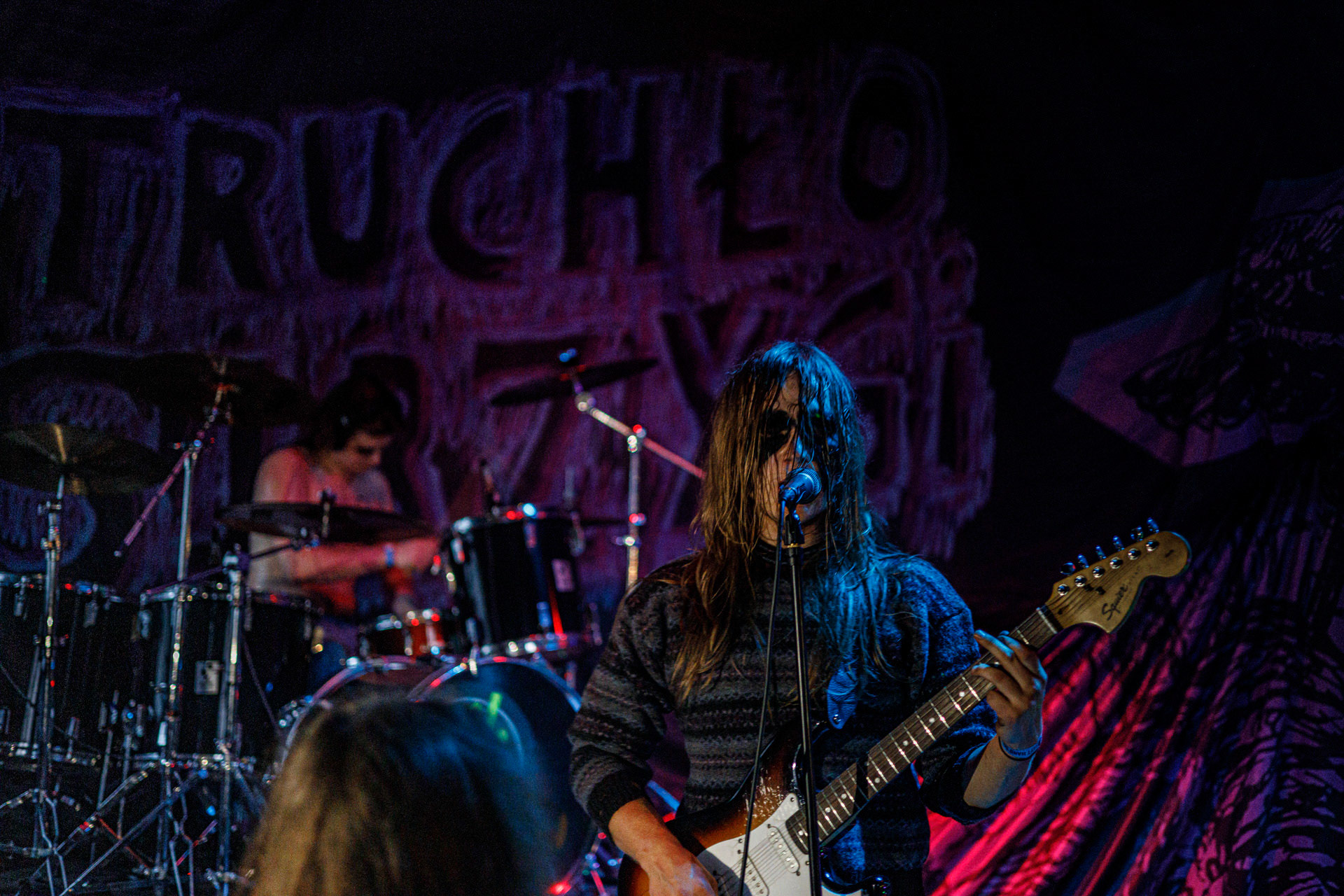 WIELKI MROK (mistyczny black, czarny punk)w składzie:Piącha - bas Czacha - perkusja Szrama - gitara i wokalLokalni wyjadacze od tanich gitar. Maanam dla fanów TANK. Watain dla fanów Budki Suflera. Piją, palą, konia walą i mają w dupie. Czyli tak jak my wszyscy.Produkcja Left Hand Soundsfot. Andrzej Wasilkiewicz/kaziq.com