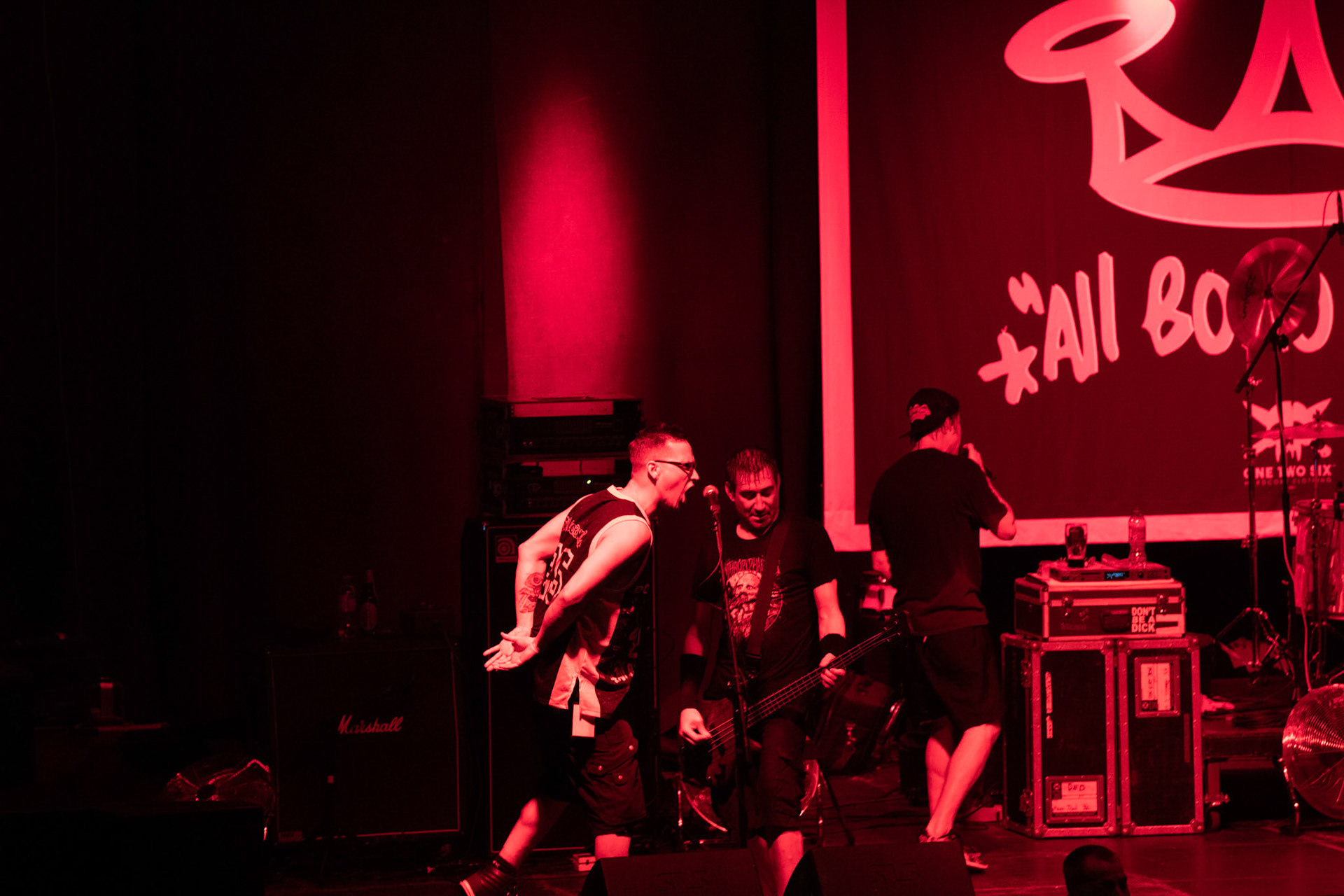 Dog Eat Dog - USA - hardcore, punkrock, rap, metal, hip hop,reggae, soul, funk,
Dave Neabore (bass), 
John Connor (vocals), 
Brandon Finley (drums) 
Roger Hämmerli (guitar)
Bozez (sax & beer)
koncert w Warszawskiej Progresji w ramach trasy 25 lat All Boro Kings zespołu Dog Eat Dog.
fot. Andrzej Wasilkiewicz/Reporter