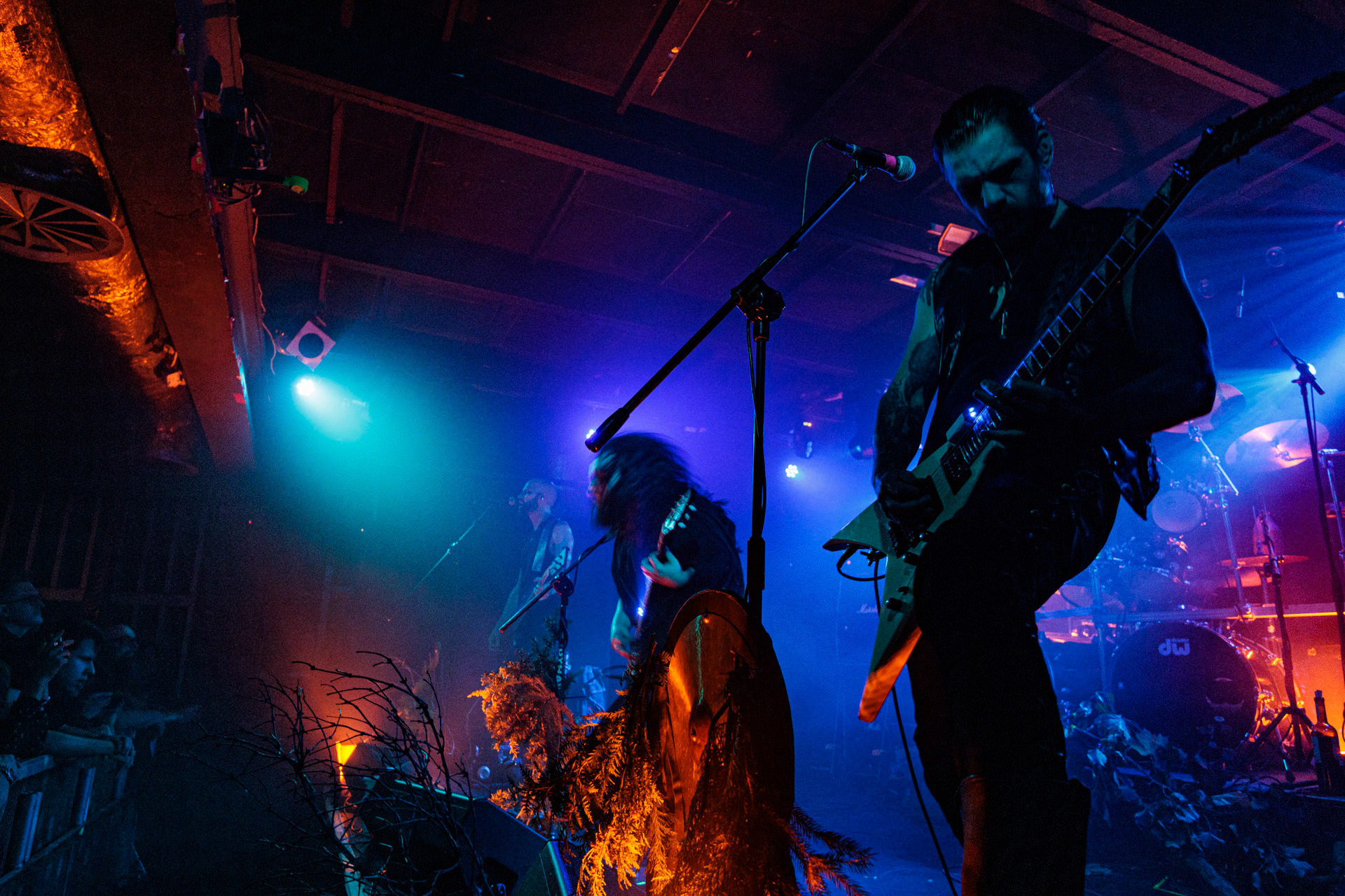 21.10.2022 𝗪𝗢𝗟𝗩𝗘𝗦 𝗜𝗡 𝗧𝗛𝗘 𝗧𝗛𝗥𝗢𝗡𝗘 𝗥𝗢𝗢𝗠 - klimatyczny black metal,  zespół braci Nathana i Aarona Weaverow. Powstal w 2002 roku w Olympia w stanie Waszyngton.  W amerykanskim sercu natury, gor, lasow i jezior, przyroda przeklada sie na atmosfere muzyki WITTR, w ktorej poza blackowymi, jest miejsce na elementy transowe i ambientowe. Wolves In The Throne Room gra bez makijazy, bez kapturow i masek, przy swietle plomieni, co tworzy aure swoistego muzycznego rytualu. Nathan Weaver – guitar, lead vocals,Aaron Weaver – drums, bass, synthesizers,Kody Keyworth – guitar, vocals, Produkcja Knock Out Productions,fot. Andrzej Wasilkiewicz/Reporter