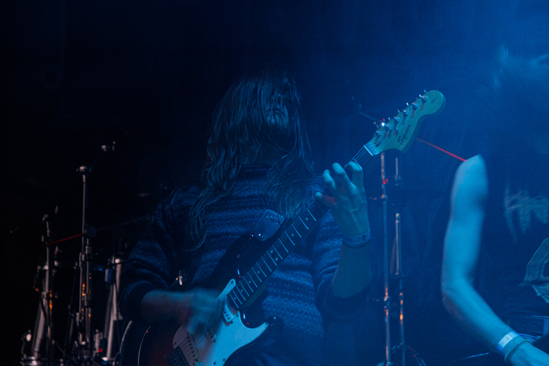 WIELKI MROK (mistyczny black, czarny punk)w składzie:Piącha - bas Czacha - perkusja Szrama - gitara i wokalLokalni wyjadacze od tanich gitar. Maanam dla fanów TANK. Watain dla fanów Budki Suflera. Piją, palą, konia walą i mają w dupie. Czyli tak jak my wszyscy.Produkcja Left Hand Soundsfot. Andrzej Wasilkiewicz/kaziq.com