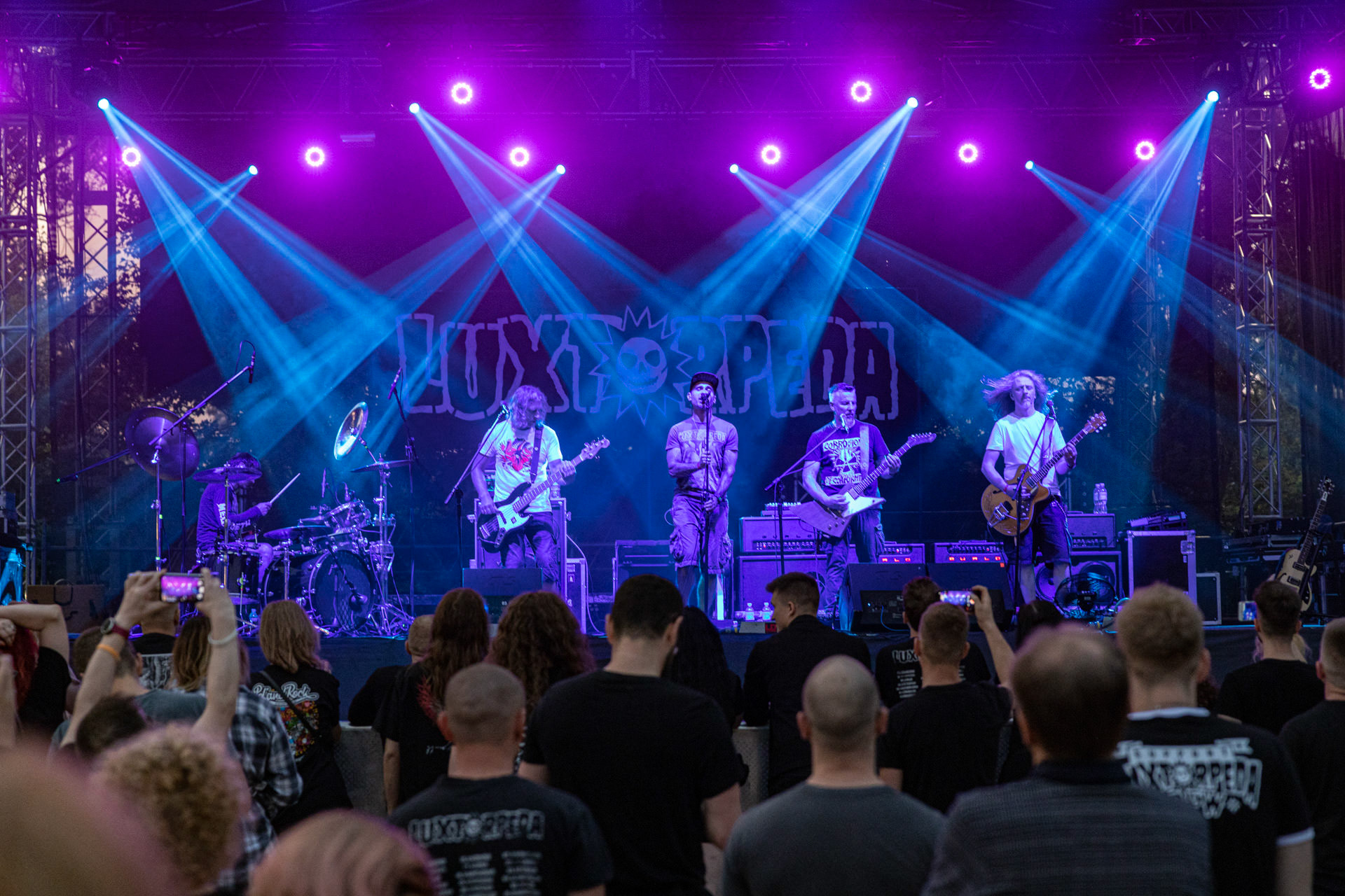 Koncert Luxtorpeda 10 urodziny. Warszawa Progresja.Gramy do Woli.n/z.Robert „Litza” Friedrich – gitara, wokal,n/z.Przemysław „Hans” Frencel – wokal, rapn/z.Robert „Drężmak” Drężek – gitaran/z.Krzysztof „Kmieta” Kmiecik – gitara basowan/z.Tomasz „Krzyżyk” Krzyżaniak – perkusjaFot. Andrzej kaziq Wasilkiewicz/Reporter