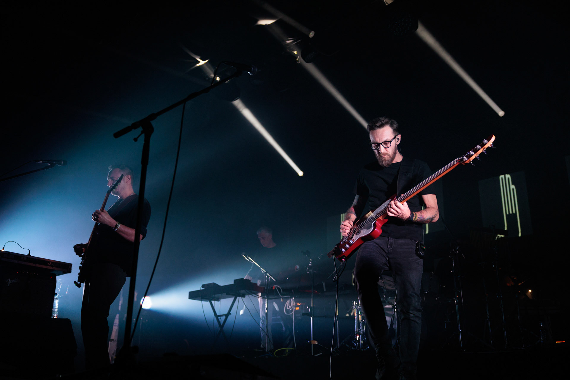 Lao Che - „Trasa Pozegnalna - No to Che”  17.11.2021 Warszawa klub Stodola.n/z Hubert „Spiety” Dobaczewski – wokal, gitara rytmiczna,n/z Rafal „Zubr” Borycki – gitara basowa,rock alternatywny, crossover, rock, metal, folk, piosenka aktorska, elektro, słuchowisko,fot. Andrzej Wasilkiewicz/REPORTER