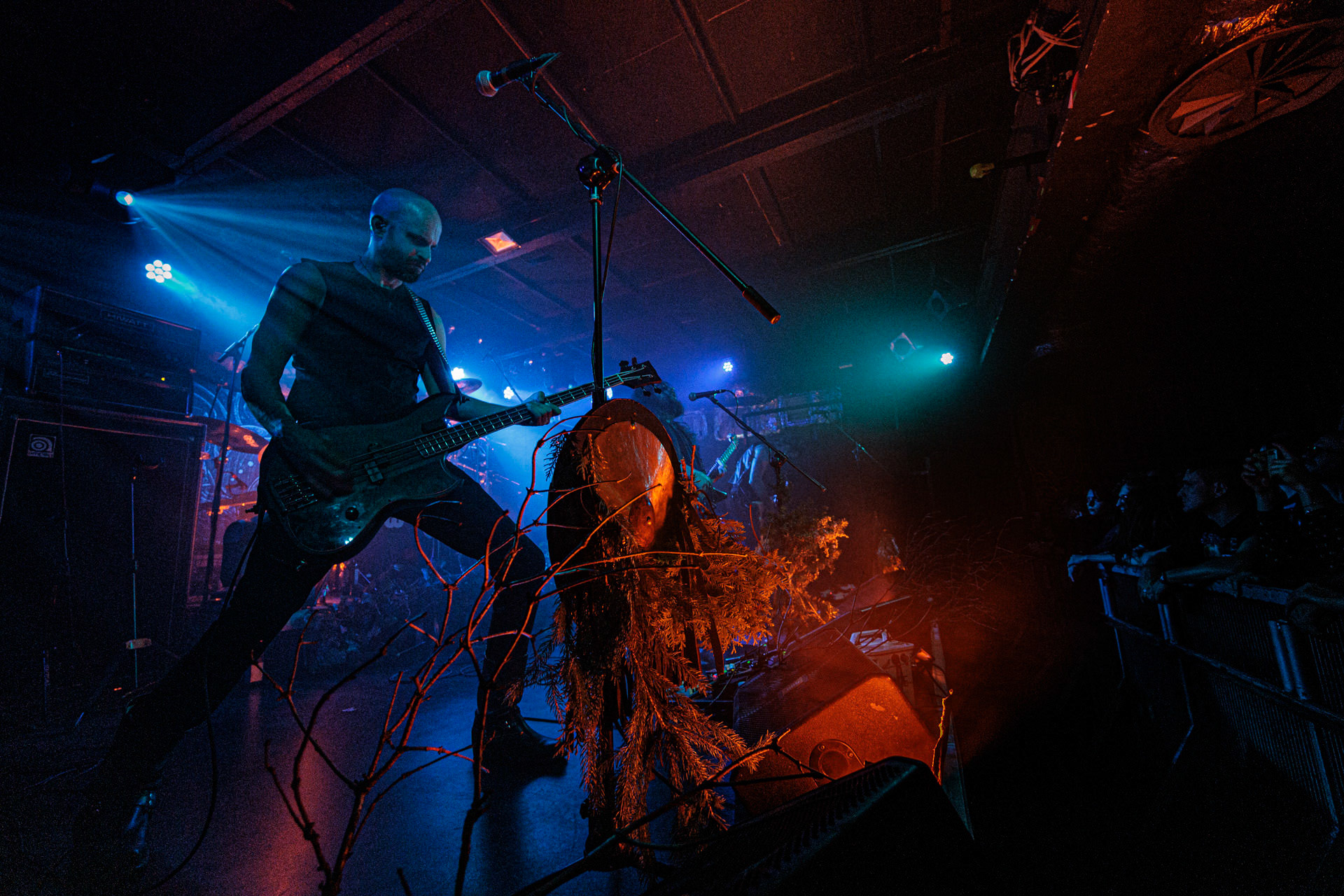 21.10.2022 𝗪𝗢𝗟𝗩𝗘𝗦 𝗜𝗡 𝗧𝗛𝗘 𝗧𝗛𝗥𝗢𝗡𝗘 𝗥𝗢𝗢𝗠 - klimatyczny black metal,  zespół braci Nathana i Aarona Weaverow. Powstal w 2002 roku w Olympia w stanie Waszyngton.  W amerykanskim sercu natury, gor, lasow i jezior, przyroda przeklada sie na atmosfere muzyki WITTR, w ktorej poza blackowymi, jest miejsce na elementy transowe i ambientowe. Wolves In The Throne Room gra bez makijazy, bez kapturow i masek, przy swietle plomieni, co tworzy aure swoistego muzycznego rytualu. Nathan Weaver – guitar, lead vocals,Aaron Weaver – drums, bass, synthesizers,Kody Keyworth – guitar, vocals, Produkcja Knock Out Productions,fot. Andrzej Wasilkiewicz/Reporter