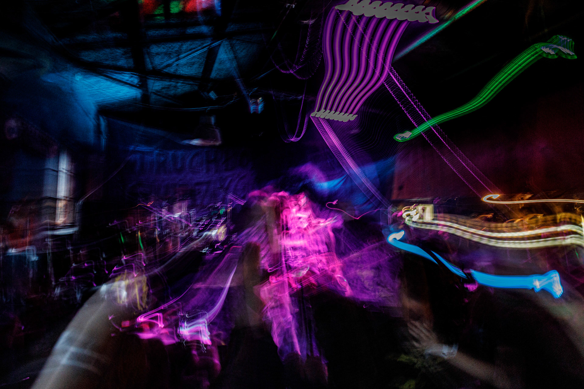 WIELKI MROK (mistyczny black, czarny punk)w składzie:Piącha - bas Czacha - perkusja Szrama - gitara i wokalLokalni wyjadacze od tanich gitar. Maanam dla fanów TANK. Watain dla fanów Budki Suflera. Piją, palą, konia walą i mają w dupie. Czyli tak jak my wszyscy.Produkcja Left Hand Soundsfot. Andrzej Wasilkiewicz/kaziq.com