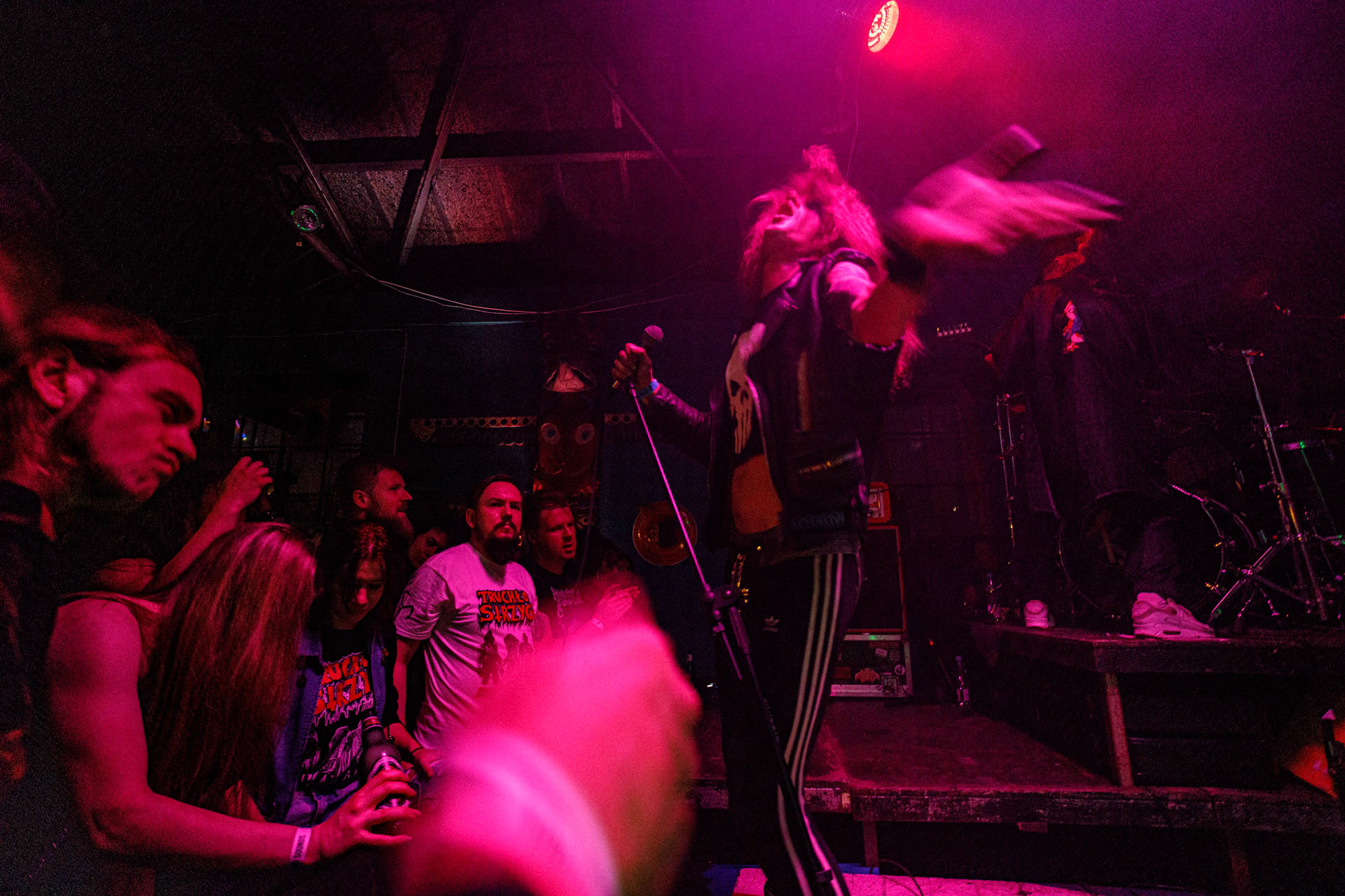 TRUCHŁO STRZYGI (black punk), Gwiezdny Demon - release show,w składzie:Gambit - wokalP. - gitara/wokalAlkatraz - gitara/wokalKaczor - garyMadness - bass/wokalPanass - bass/wokalGolem - nosferatu/wokalCzarownice - tba/wokalChłopaki z baraków polskiego metalu, rozpędzona maszyna do robienia grubego melanżu, gwiezdne trupy, kreatury obrzydlistwa i martwi decydenci podziemia. Prawdopodobnie pierwszy i ostatni raz zagrają całego Demona na żywo, a Ty mordeczko będziesz miał o czym kolegom przy wódce opowiadać.Produkcja Left Hand Soundsfot. Andrzej Wasilkiewicz/kaziq.com