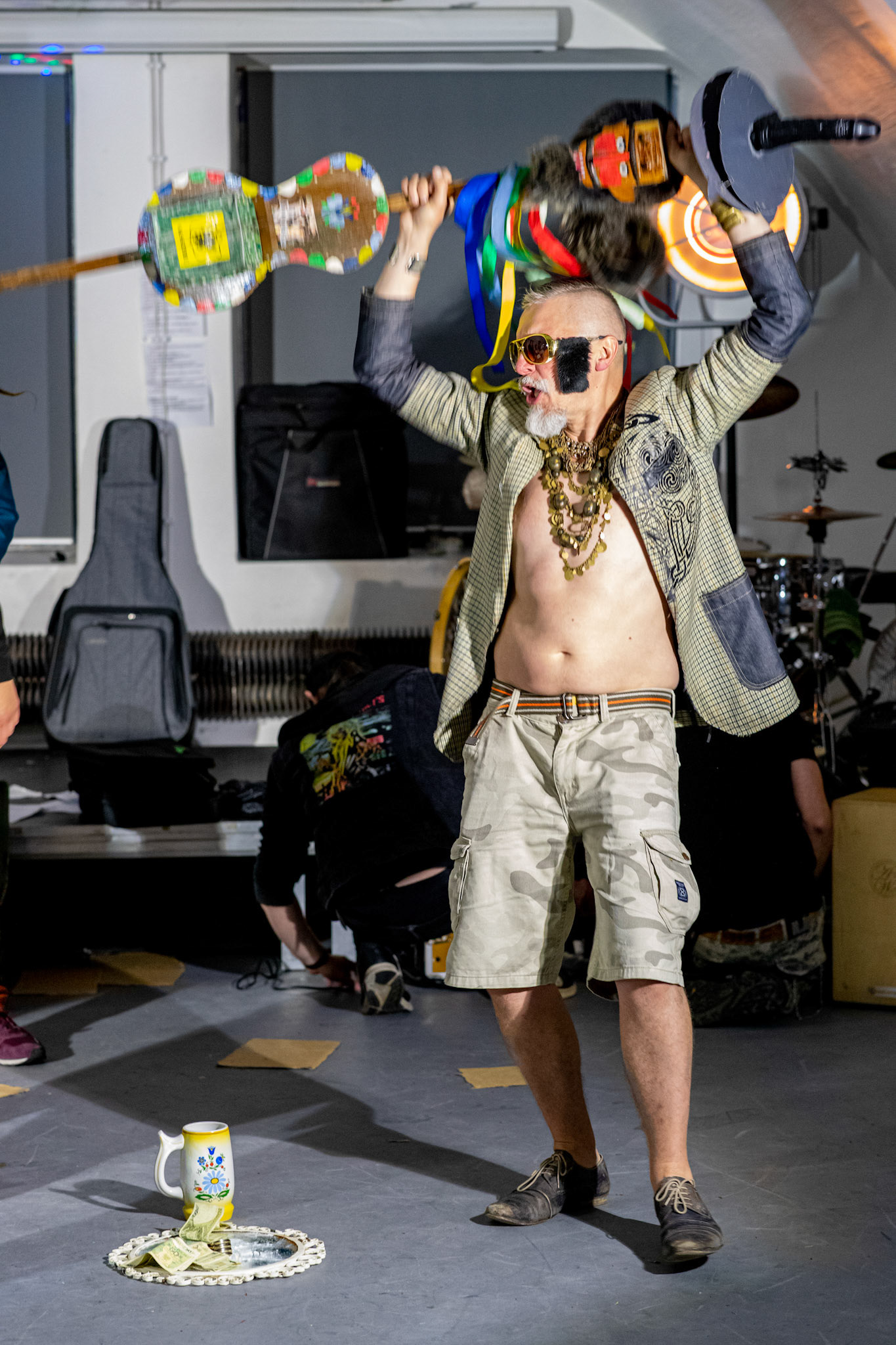 The Novorodkens, koncert w Warszawie, Dj Szneptuch – szczebiot czołowy, bas, chórki, sample, batuta i szpicrutaMagister Hitler – bas, wokaliza, chórki, gitara rytmiczna, najebkaDoktor PajHIVo – bębny, bongosy, gitara solowa, umiejętności wokalne, chórkiProfesor Gówniarz – lewizna wokalna, zwięzła i chóralna, wyprowadzanie ciosówProdziekan Pinglarz – uprawomocniony głos ścisły tudzież kantor, cytaty z brewiarzaInżynier Królewicz – gitara rytmiczna, solowa, przypowieści, świergoty i treleDocent Niedziwara – melodyka, chórki, kwilenia i jęki, odczynianie uroków, gusłaMrówka - perkusja,Hacrmistrz Gruczoł – walka z upośledzeniem, choreografia i obsługa gastronomiczna