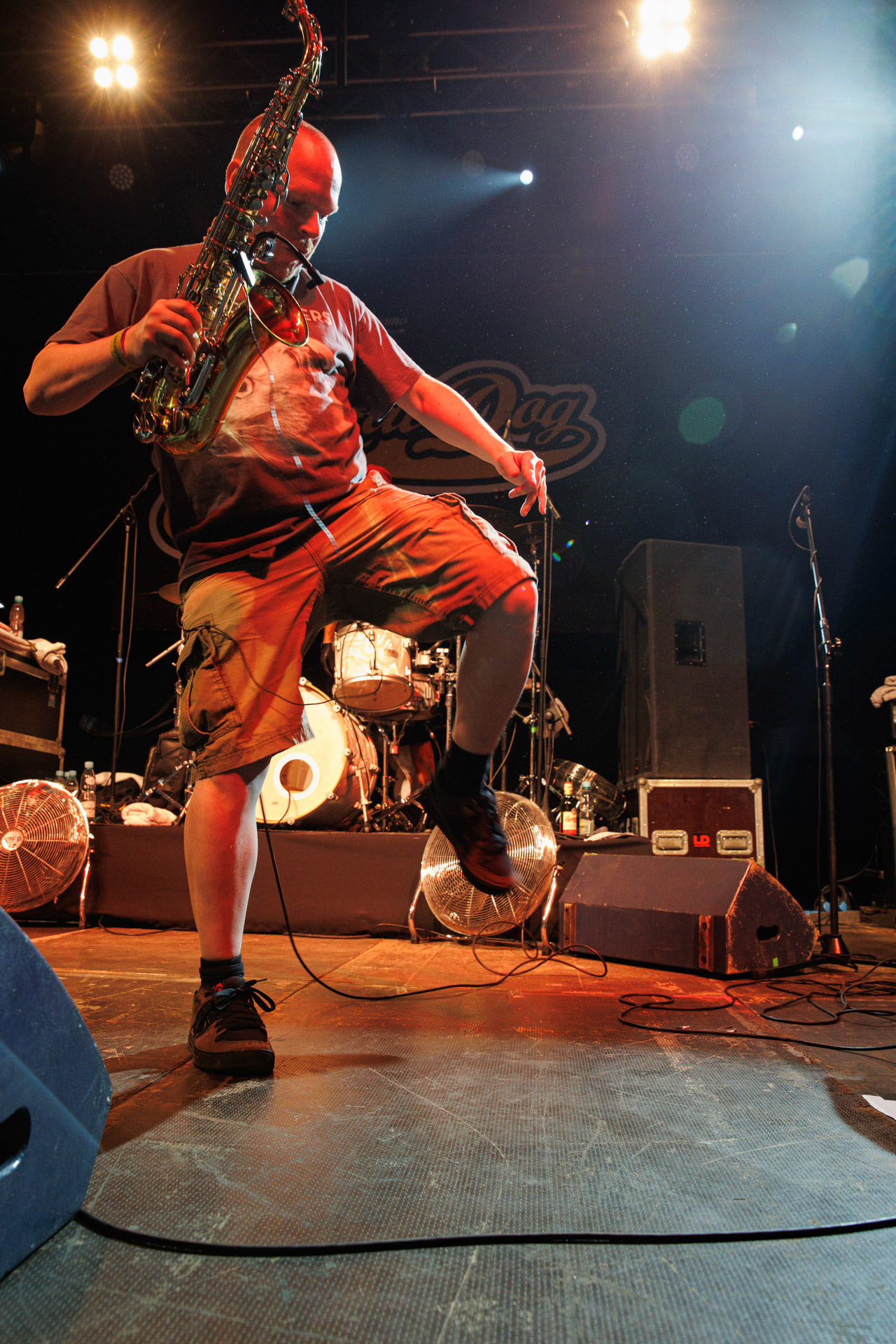 30.11.2021 koncert Dog Eat Dog - USA - hardcore, punkrock, rap, metal, hip hop, reggae, soul, funk,n/z Dave Neabore (bass), n/z John Connor (vocals), n/z Brandon Finley (drums), n/z Roger Hammerli (guitar),n/z Bozez (sax &amp; beer),koncert Warszawa, Progresja 25 lat albumu Play Games -  Dog Eat Dog.fot. Andrzej Wasilkiewicz/Reporter