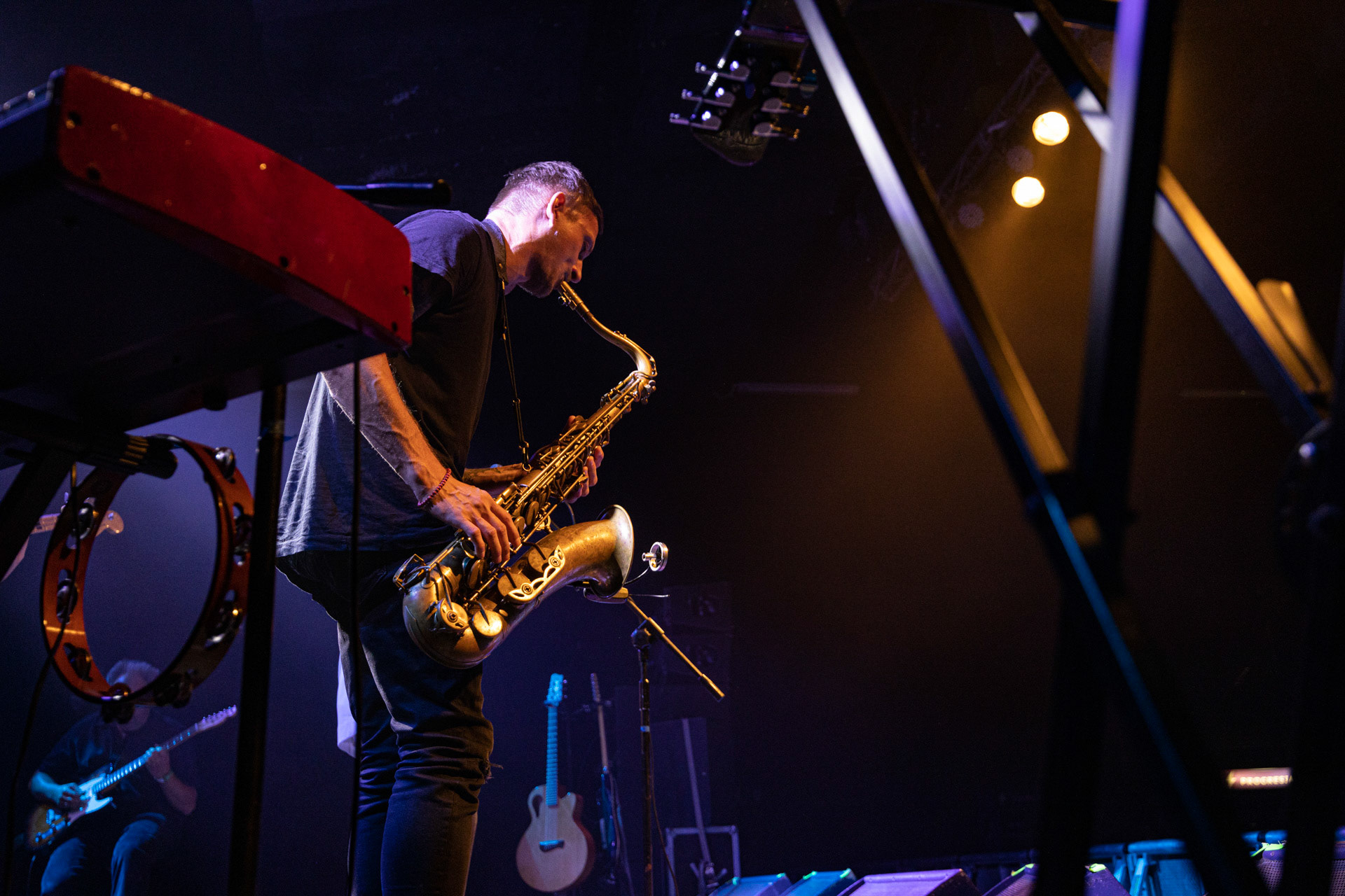 30.08.2022 Fundacja Bezpieczne Niebo wraz z klubem Progresja serdecznie zapraszają na specjalny koncert charytatywny dla Szymona Stankiewicza, który walczy z nowotworem. NiechęćMuzyka Niechęci to jazzowa improwizacja i syntezatorowe brzmienia, które swobodnie przeplatają się z wpływami rocka progresywnego oraz muzyki filmowej. W ich kompozycjach snuje się niezwykle osobista opowieść – mroczna choć nastrojowa, agresywna acz pełna elegancji. Jazgotliwy odjazd rejestrowany ,,na setkę” i zapięty w kaftan najwyższej klasy produkcji studyjnej.Niechęć zagrała setki koncertów w kraju i zagranicą, w tym wystąpiła na wielu znaczących festiwalach: Colours of Ostrava (Czechy), Open’er Festival, Tauron Nowa Muzyka, Copenhagen Jazz Festival (Dania) czy Glimps Festival (Belgia).  Organizacja Progresja i Fundacja Bezpieczne Niebo. fot. Andrzej Wasilkiewicz/kaziq.com