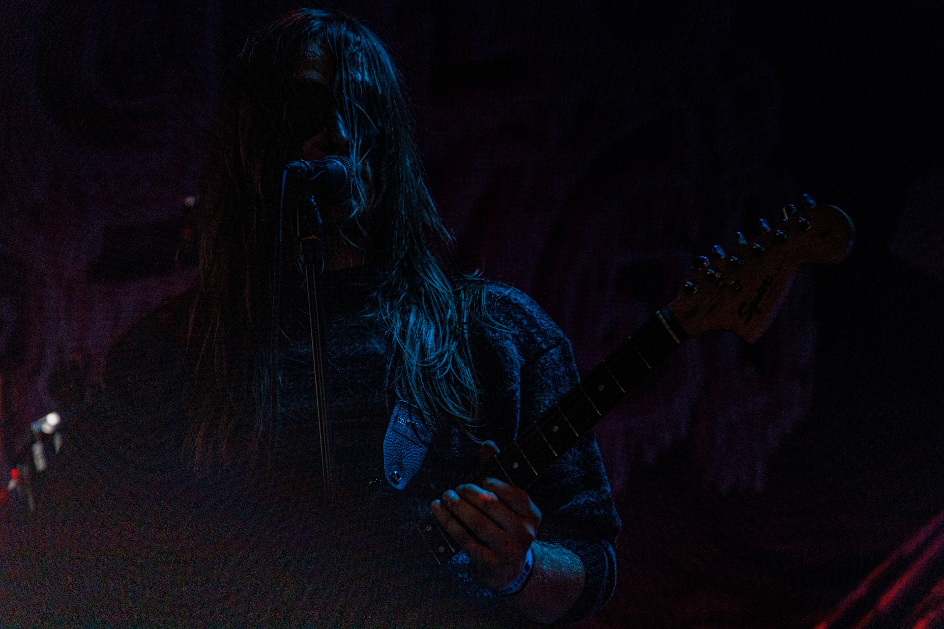 WIELKI MROK (mistyczny black, czarny punk)w składzie:Piącha - bas Czacha - perkusja Szrama - gitara i wokalLokalni wyjadacze od tanich gitar. Maanam dla fanów TANK. Watain dla fanów Budki Suflera. Piją, palą, konia walą i mają w dupie. Czyli tak jak my wszyscy.Produkcja Left Hand Soundsfot. Andrzej Wasilkiewicz/kaziq.com