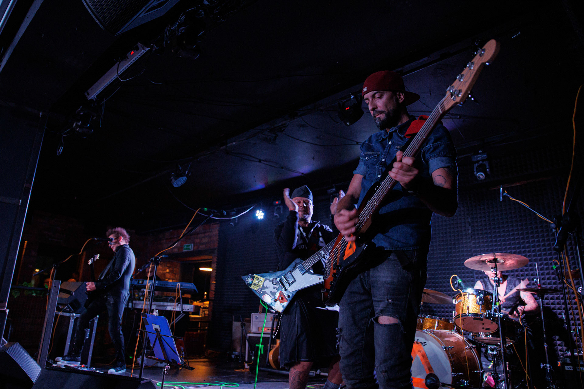 12.11.2021 Lipali - koncert Warszawa klub Remont.Najnowszy album „MOSTY, RZEKI, LUDZIE”.Tomasz Lipa Lipnicki - wokal, gitara,Roman Bereznicki - gitara, klawisze, wokal,Lukasz Gajowy Gajowniczek - bass,Lukasz Luk Jeleniewski - perkusja, Rock, rock progresywny, rock alternatywny, polski rock.fot. Andrzej kaziq Wasilkiewicz/Reporter