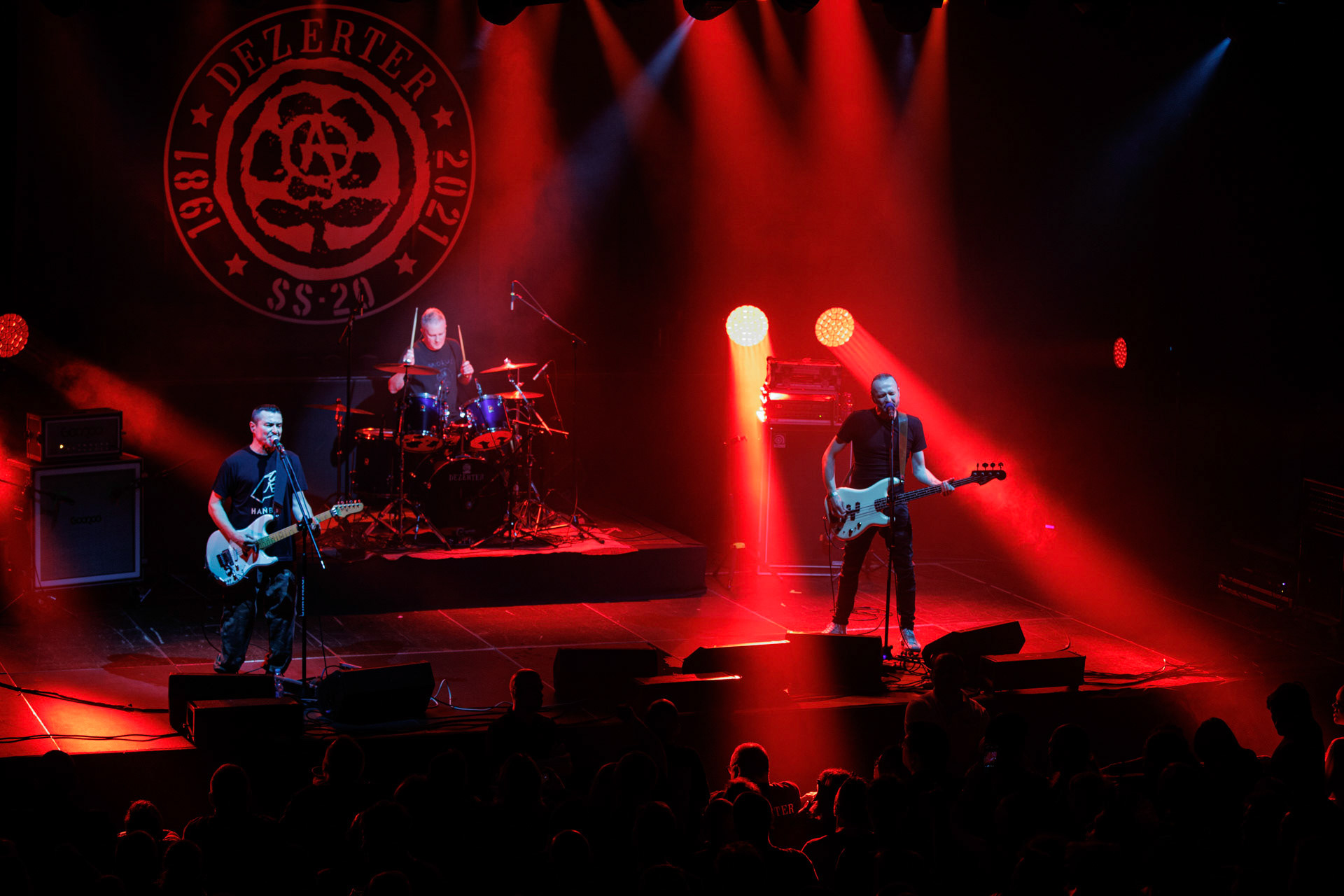 16.11.2021 Dezerter - 40 lecie,koncert Warszawa Palladium. N/z Robert Robal Matera gitara, N/z Krzysiek Grabowski perkusja,N/zJacek Chrzanowski bass, Dezerter, SS20, Punk, Punkrock, hardcore, rock.fot. Andrzej Wasilkiewicz/REPORTER