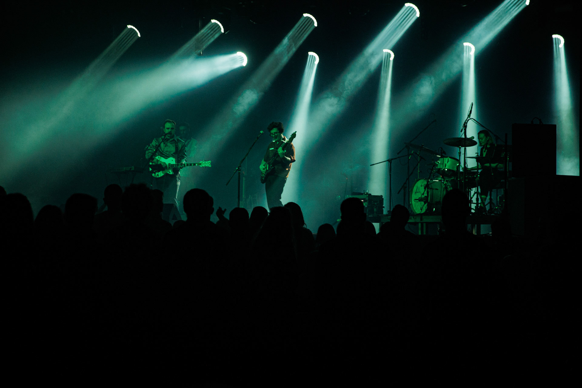 18.12.2021 Karas Rogucki - koncert klub Stodoła - Warszawan/z Piotr Rogucki - wokal gitara,n/z Kuba Karas - wokal bass,n/z Wiktoria Jakubowska - perkusja,n/z Kamil Holden Kryszak - gitara,Alternatywny pop, Kayax, Ostatni bastion romantyzmu, fot. Andrzej Wasilkiewicz/Reporter