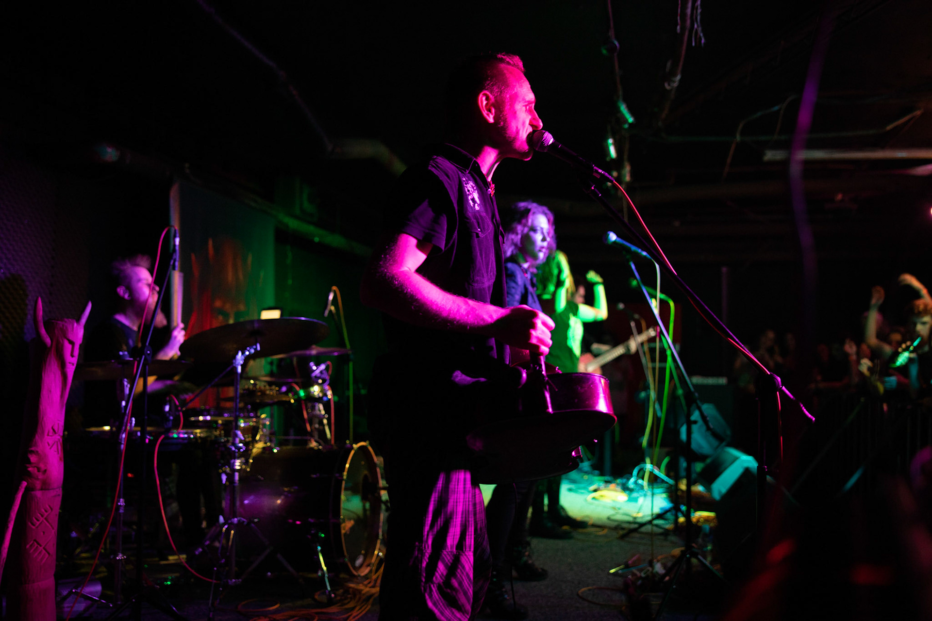 Żywiołak - biometal, folk, ethno sound,
Robert Jaworski - fidel renesansowa, wokal, lira korbowa,
Kamil Strzyżewski - gitara basowa, lutnia,
Wiktoria Kwiatkowska - śpiew, 
Zuza Ciszewska - śpiew, skrzypce,
Michał Lange - perkusja,
Szyszka Leśna - skrzypce ,wokal wspomagający,
Warszawa, klub Potok Drugi Dom Ludzi Rocka,
fot. Andrzej kaziq Wasilkiewicz