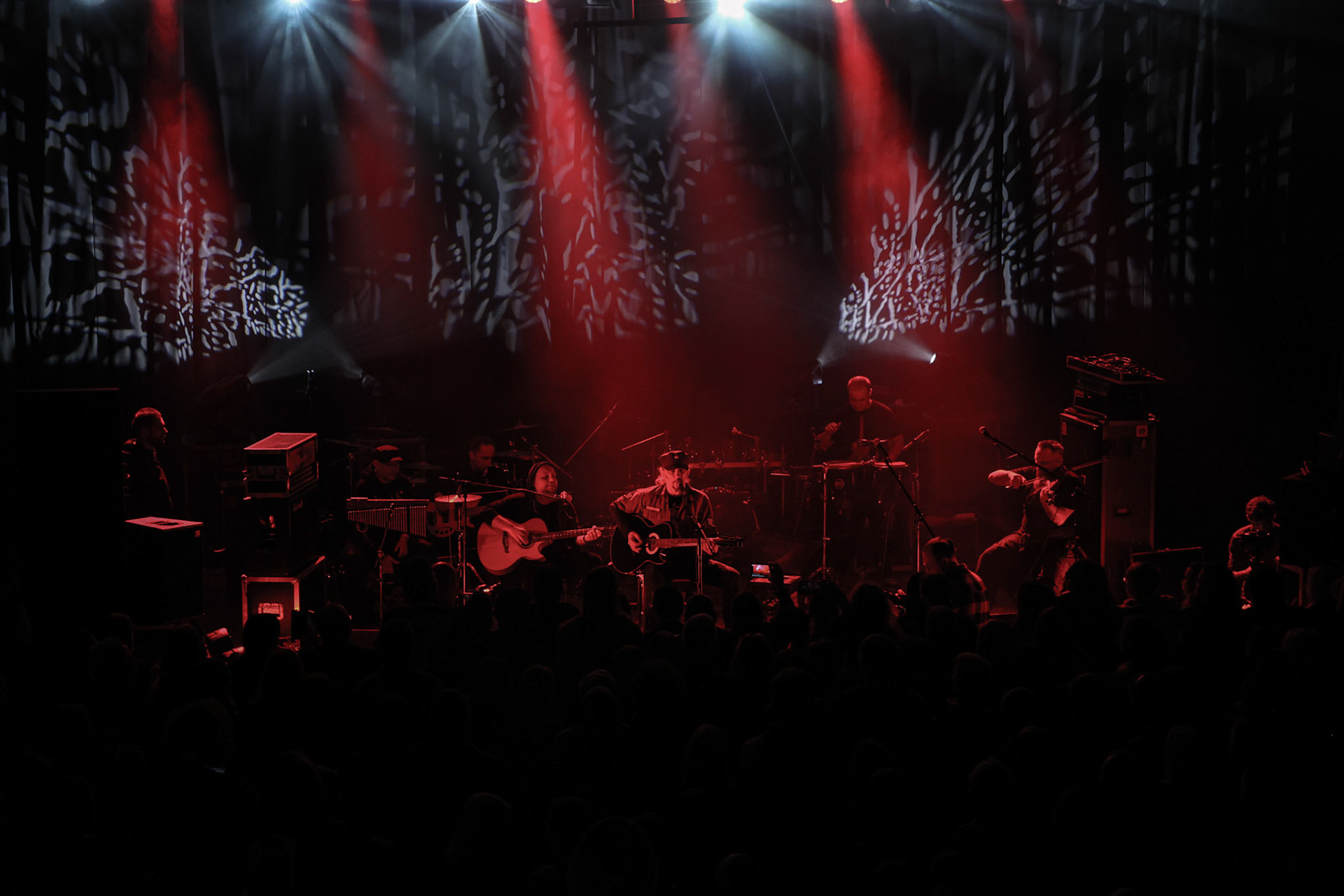 Hunter - koncert dla Ukrainy. WarszawaProgresja Paweł „Drak” Grzegorczyk – wokal, gitara, Piotr „Pit” Kędzierzawski – gitara, Michał „Jelonek” Jelonek – skrzypce, Konrad „Saimon” Karchut – gitara basowa, Arkadiusz „Letki” Letkiewicz – instrumenty perkusyjne.fot. Andrzej Wasilkiewicz/Reporter