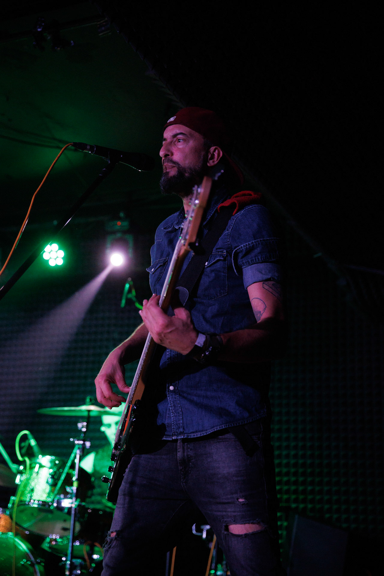 12.11.2021 Lipali - koncert Warszawa klub Remont.Najnowszy album „MOSTY, RZEKI, LUDZIE”.Lukasz Gajowy Gajowniczek - bass,Rock, rock progresywny, rock alternatywny, polski rock.fot. Andrzej kaziq Wasilkiewicz/Reporter