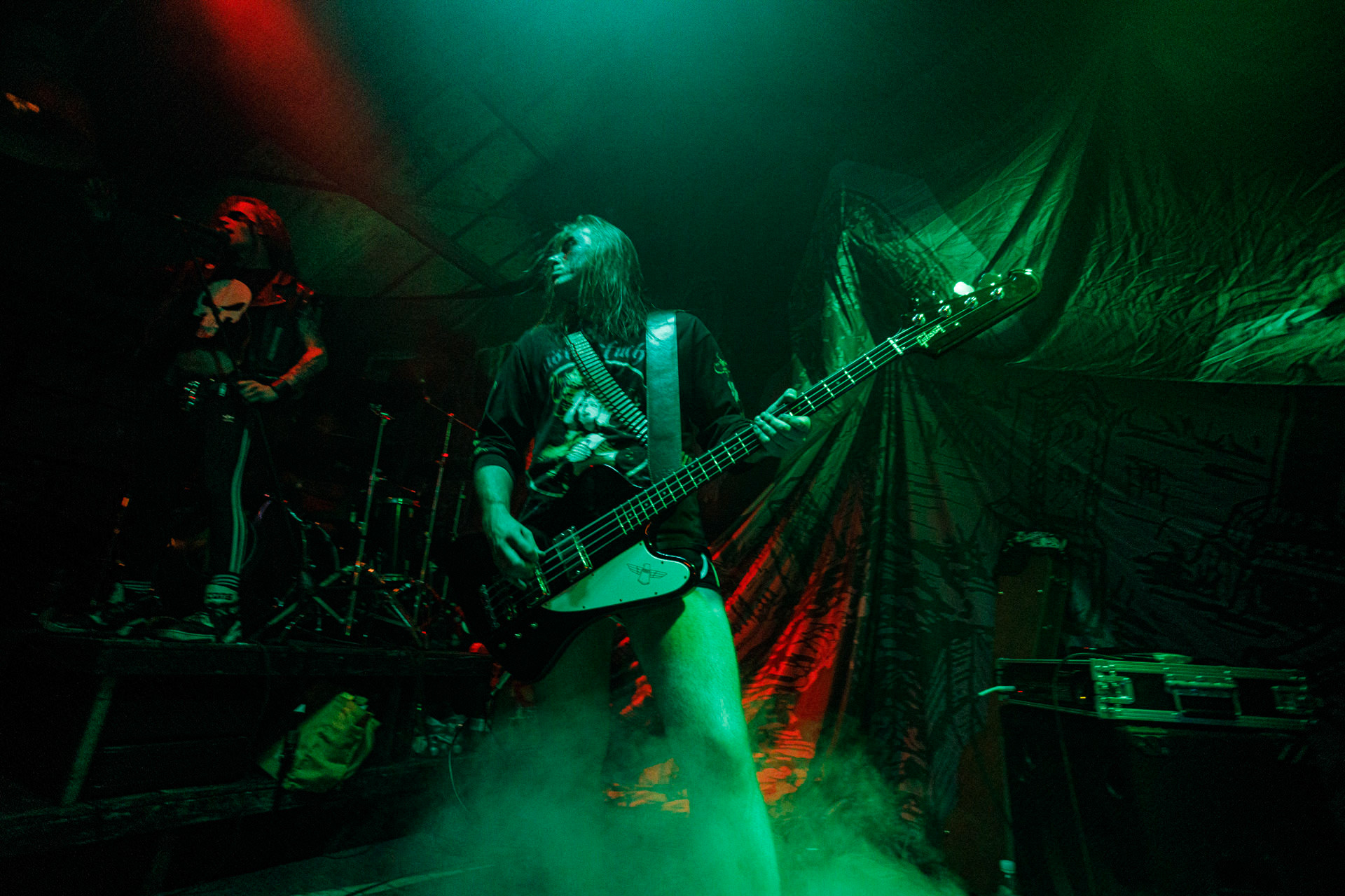 TRUCHŁO STRZYGI (black punk), Gwiezdny Demon - release show,w składzie:Gambit - wokalP. - gitara/wokalAlkatraz - gitara/wokalKaczor - garyMadness - bass/wokalPanass - bass/wokalGolem - nosferatu/wokalCzarownice - tba/wokalChłopaki z baraków polskiego metalu, rozpędzona maszyna do robienia grubego melanżu, gwiezdne trupy, kreatury obrzydlistwa i martwi decydenci podziemia. Prawdopodobnie pierwszy i ostatni raz zagrają całego Demona na żywo, a Ty mordeczko będziesz miał o czym kolegom przy wódce opowiadać.Produkcja Left Hand Soundsfot. Andrzej Wasilkiewicz/kaziq.com