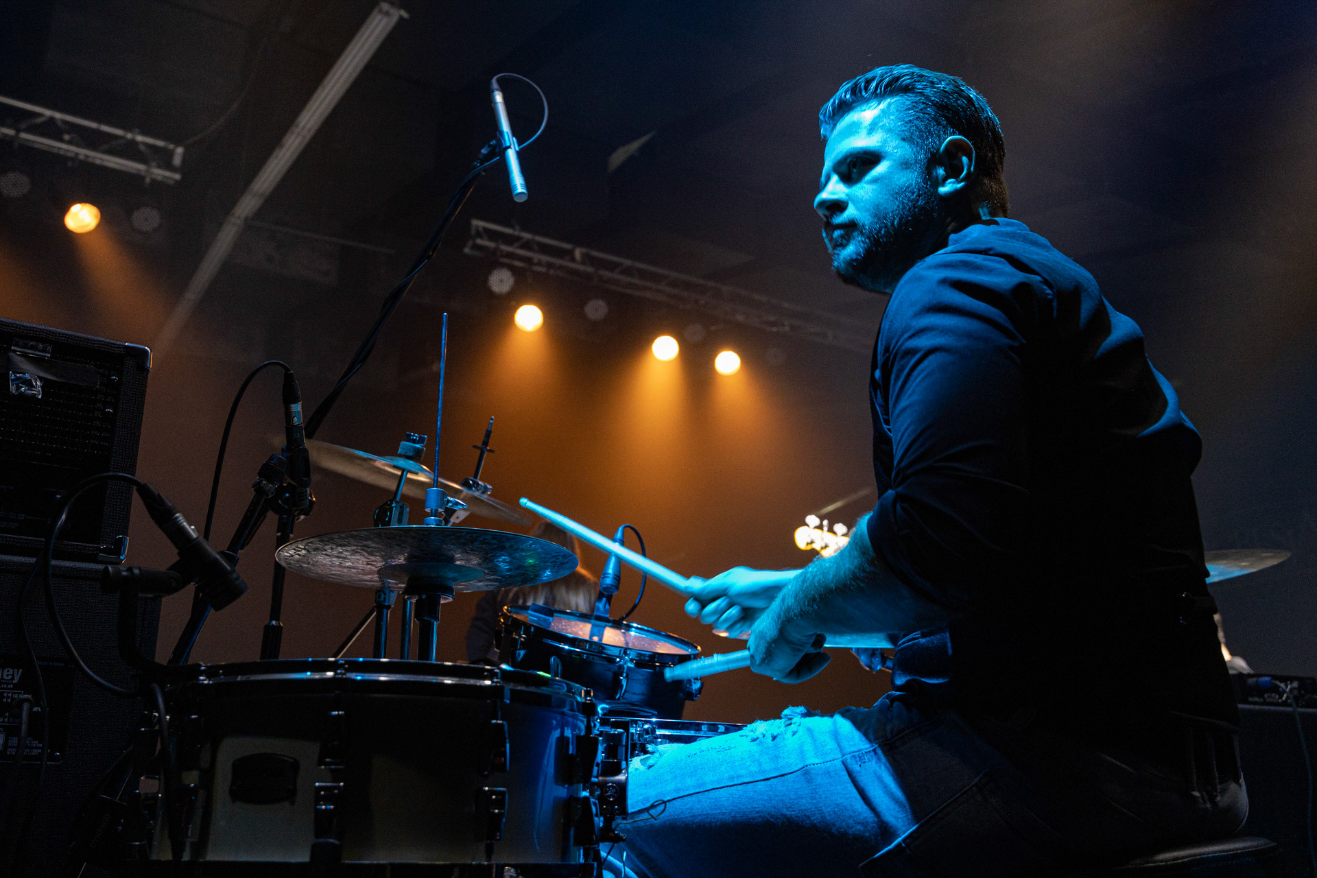 30.08.2022 Fundacja Bezpieczne Niebo wraz z klubem Progresja serdecznie zapraszają na specjalny koncert charytatywny dla Szymona Stankiewicza, który walczy z nowotworem. Rocka VibesRockaVibes – niesamowita Natalia Kowalska, znana szerszej publiczności z uczestnictwa w programie Voice of Poland oraz najzdolniejsi muzycy młodego pokolenia w stylowym i energetycznym repertuarze, który rozkręci każdą imprezę. Organizacja Progresja i Fundacja Bezpieczne Niebo. fot. Andrzej Wasilkiewicz/kaziq.com