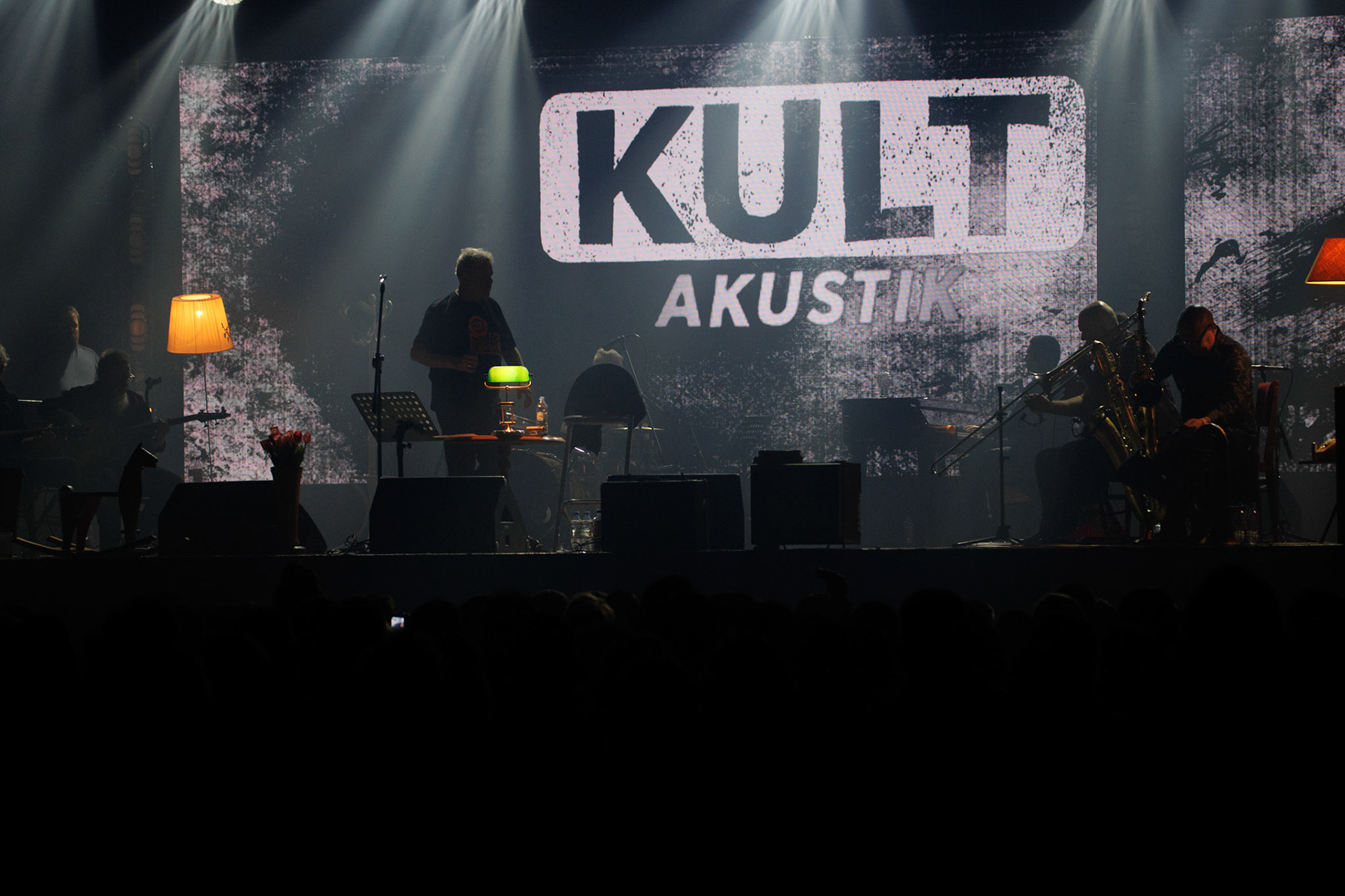 18.03.2022 KULT Akustik - koncert Warszawa klub Stodola,  n/z Kazimierz Staszewski wokal,n/z Wojciech Jablonski gitara,n/z Piotr Morawiec gitara,n/z Ireneusz Werenski bas,n/z Tomasz Goehs perkusja,n/z Konrad Wantrych klawisze,n/z Janusz Zdunek trabka,n/z Mariusz Godzina saksofony,n/z Jaroslaw Wazny puzon,n/z Jan ”Janusz” Staszewski wokal,Rock, rock progresywny, rock alternatywny, punk, nowa fala, polski rock.fot. Andrzej kaziq Wasilkiewicz/Reporter