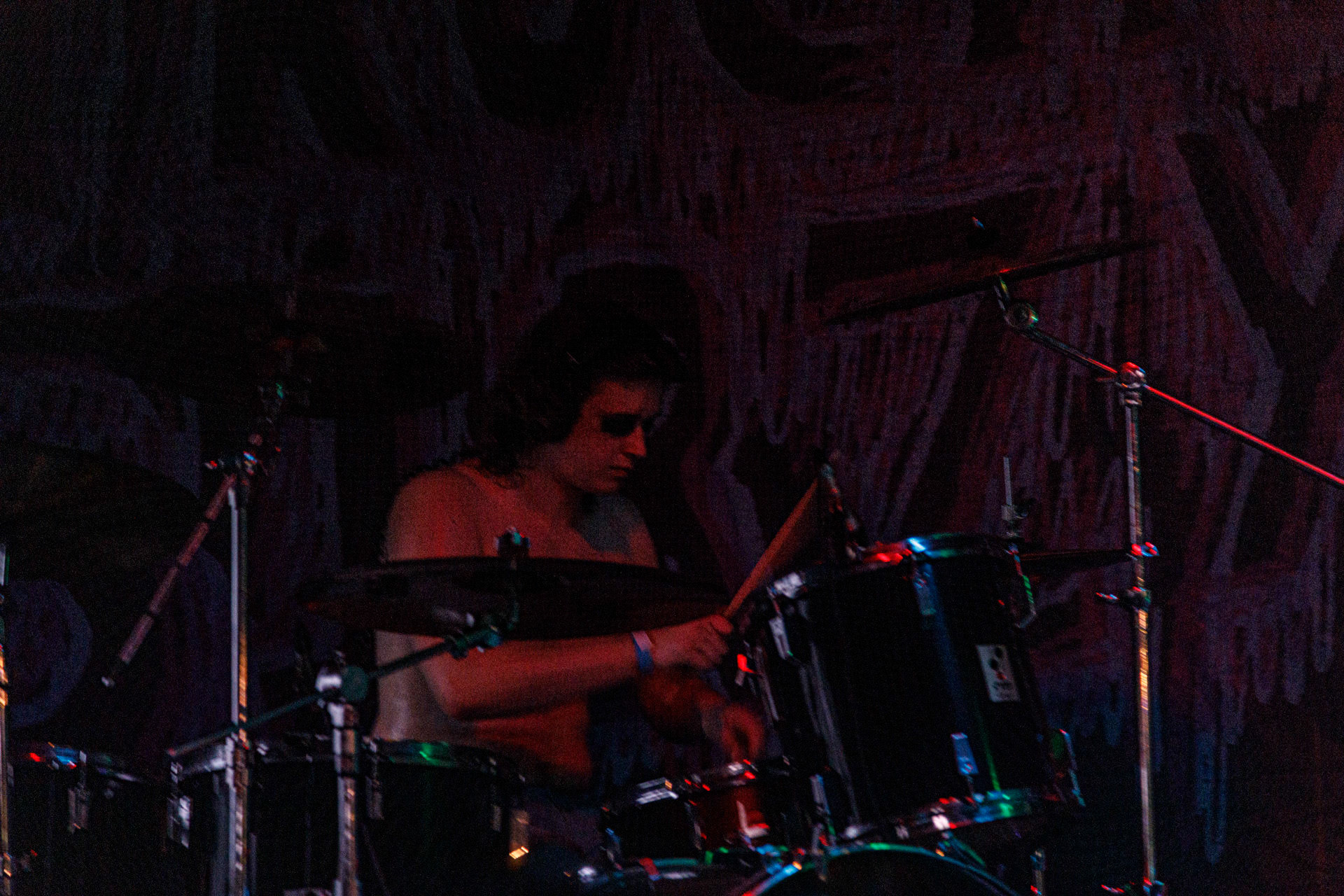 WIELKI MROK (mistyczny black, czarny punk)w składzie:Piącha - bas Czacha - perkusja Szrama - gitara i wokalLokalni wyjadacze od tanich gitar. Maanam dla fanów TANK. Watain dla fanów Budki Suflera. Piją, palą, konia walą i mają w dupie. Czyli tak jak my wszyscy.Produkcja Left Hand Soundsfot. Andrzej Wasilkiewicz/kaziq.com