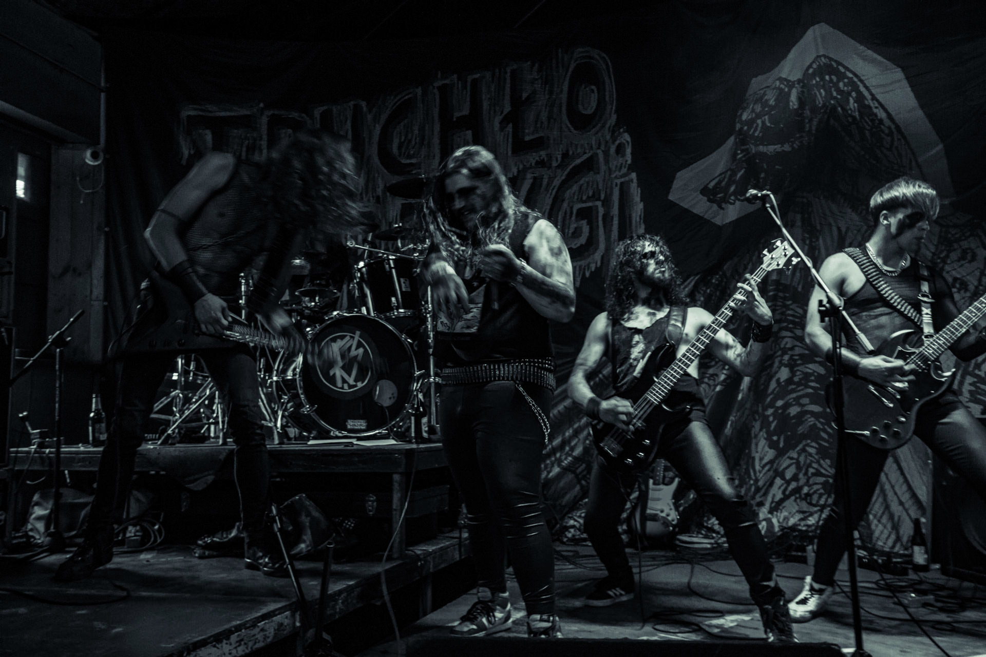 BAGNO (oldschool black/death)w składzie:Krzysiek - wokalKuba - gitaraThrasher - gitara Kacper - bassMaciek - garyDestrukcja i zgnilizna, wszystko czego nie chcesz usłyszeć a i tak się pojawisz, Druga fala dobrej muzy z Rzeszowa, bo pierwsza skończyła się w latach 90.Produkcja Left Hand Soundsfot. Andrzej Wasilkiewicz/kaziq.com