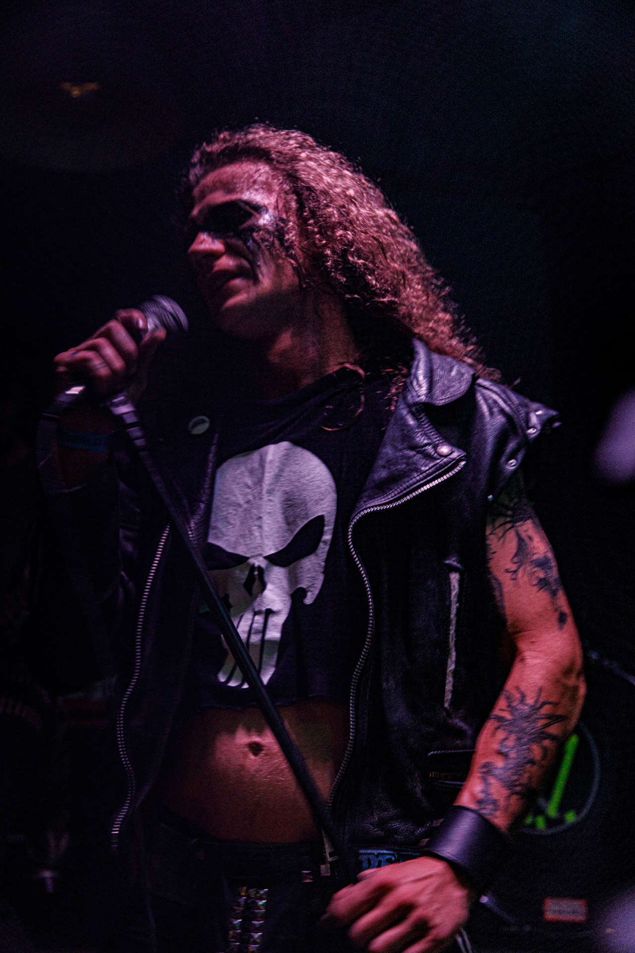 TRUCHŁO STRZYGI (black punk), Gwiezdny Demon - release show,w składzie:Gambit - wokalP. - gitara/wokalAlkatraz - gitara/wokalKaczor - garyMadness - bass/wokalPanass - bass/wokalGolem - nosferatu/wokalCzarownice - tba/wokalChłopaki z baraków polskiego metalu, rozpędzona maszyna do robienia grubego melanżu, gwiezdne trupy, kreatury obrzydlistwa i martwi decydenci podziemia. Prawdopodobnie pierwszy i ostatni raz zagrają całego Demona na żywo, a Ty mordeczko będziesz miał o czym kolegom przy wódce opowiadać.Produkcja Left Hand Soundsfot. Andrzej Wasilkiewicz/kaziq.com