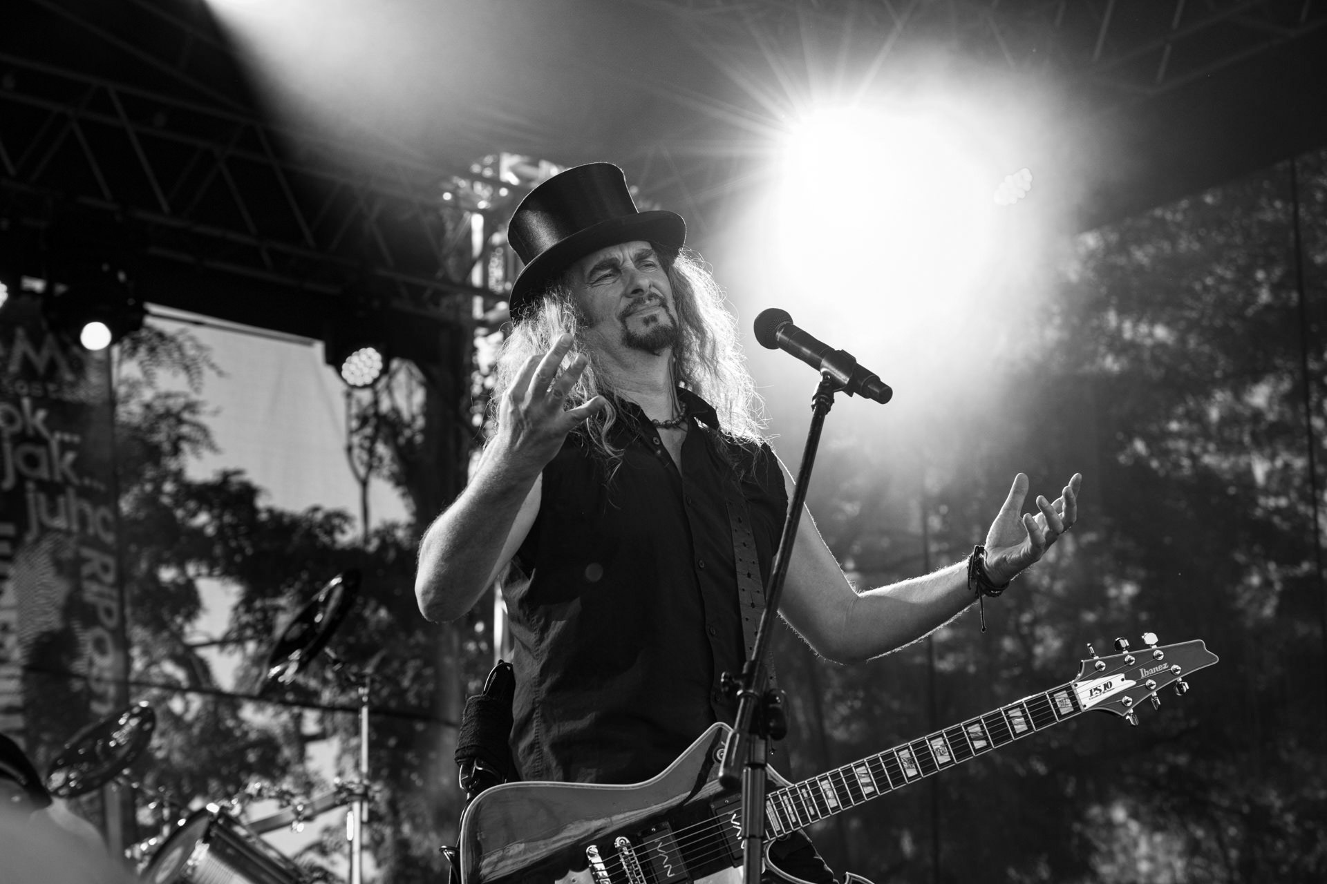 Hunter - postpandemoniczny koncert z okazji XXXV-lecia.Progresja - Gramy do Woli, Warszawa.Paweł „Drak” Grzegorczyk – wokal, gitara,Letnia Scena Progresji.fot. Andrzej Wasilkiewicz/Reporter