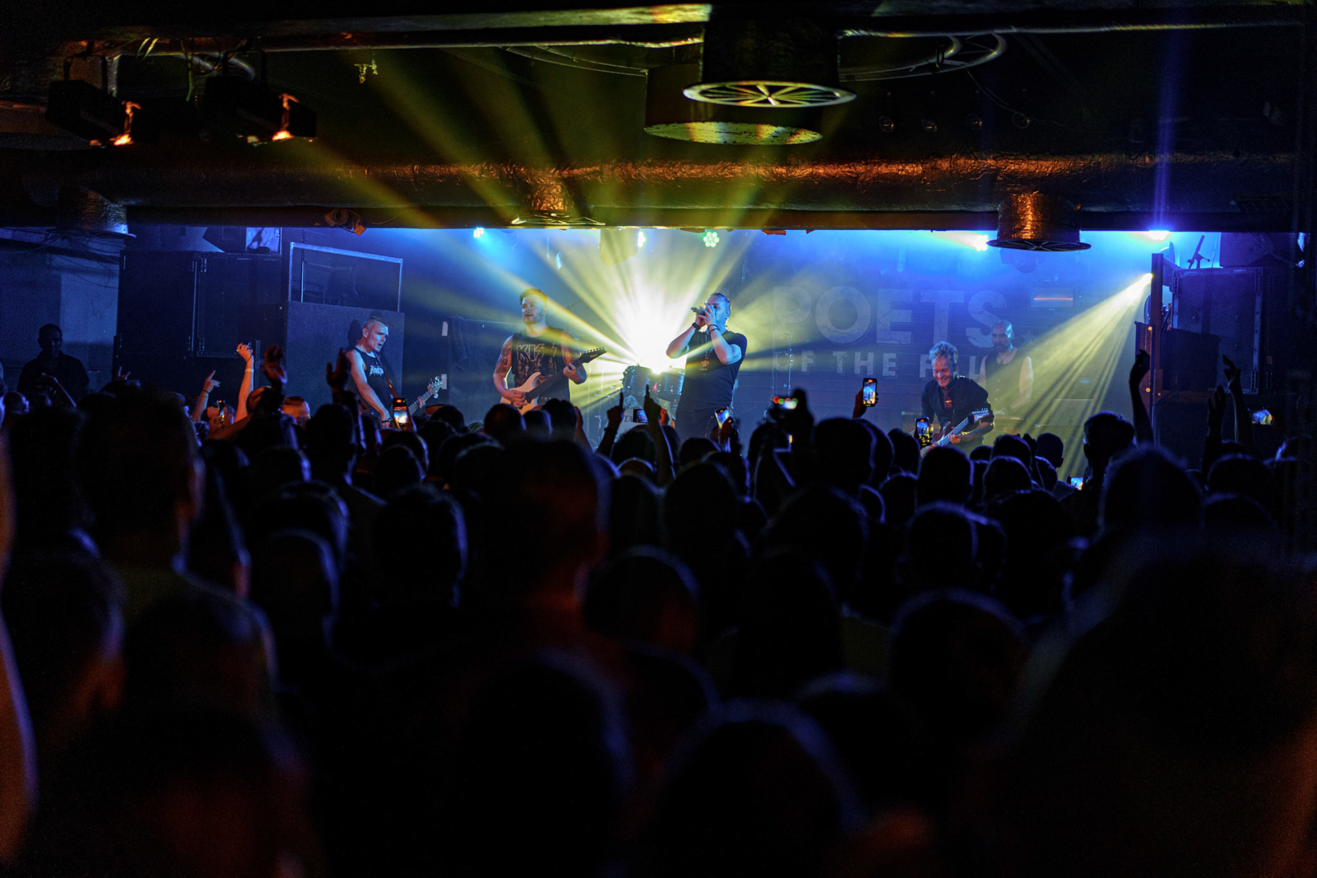 2023.09.04 Poets of the Fall - Warszawa, klub Proxima. To już 20 lat od kiedy rockowy zespół Poets of the Fall odnosi sukcesy na międzynarodowej scenie. Z tej okazji zespół wyrusza w trasę jubileuszową, która obejmie też Polskę. Grupa zagrała w warszawskiej Proximie 4 września 2023 roku. Produkcja Fource.pl  fot. Andrzej Wasilkiewicz/kaziq.com