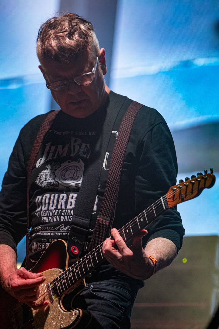 KULT - koncert w ramach Pomaranczowej Trasy 2020 - MUZYCZNA SYRENKA. 9 pazdziernika 2020, Warszawa, Stadion Syrenki. n/z. Piotr Morawiec gitara, Rock, rock progresywny, rock alternatywny, punk, nowa fala.fot. Andrzej kaziq Wasilkiewicz/Reporter